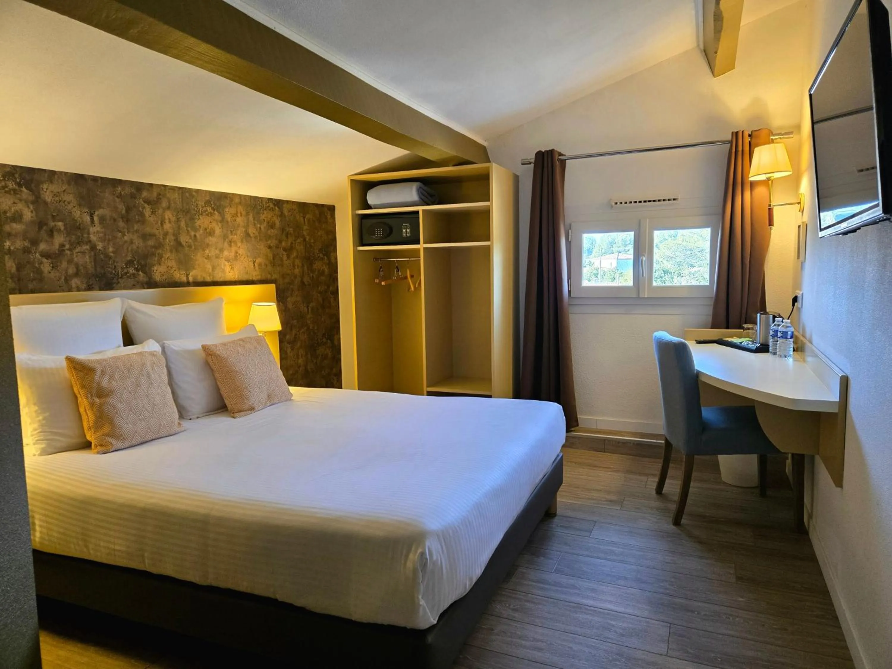 Photo of the whole room, Bed in Hôtel Le SAINT-GENIÈS