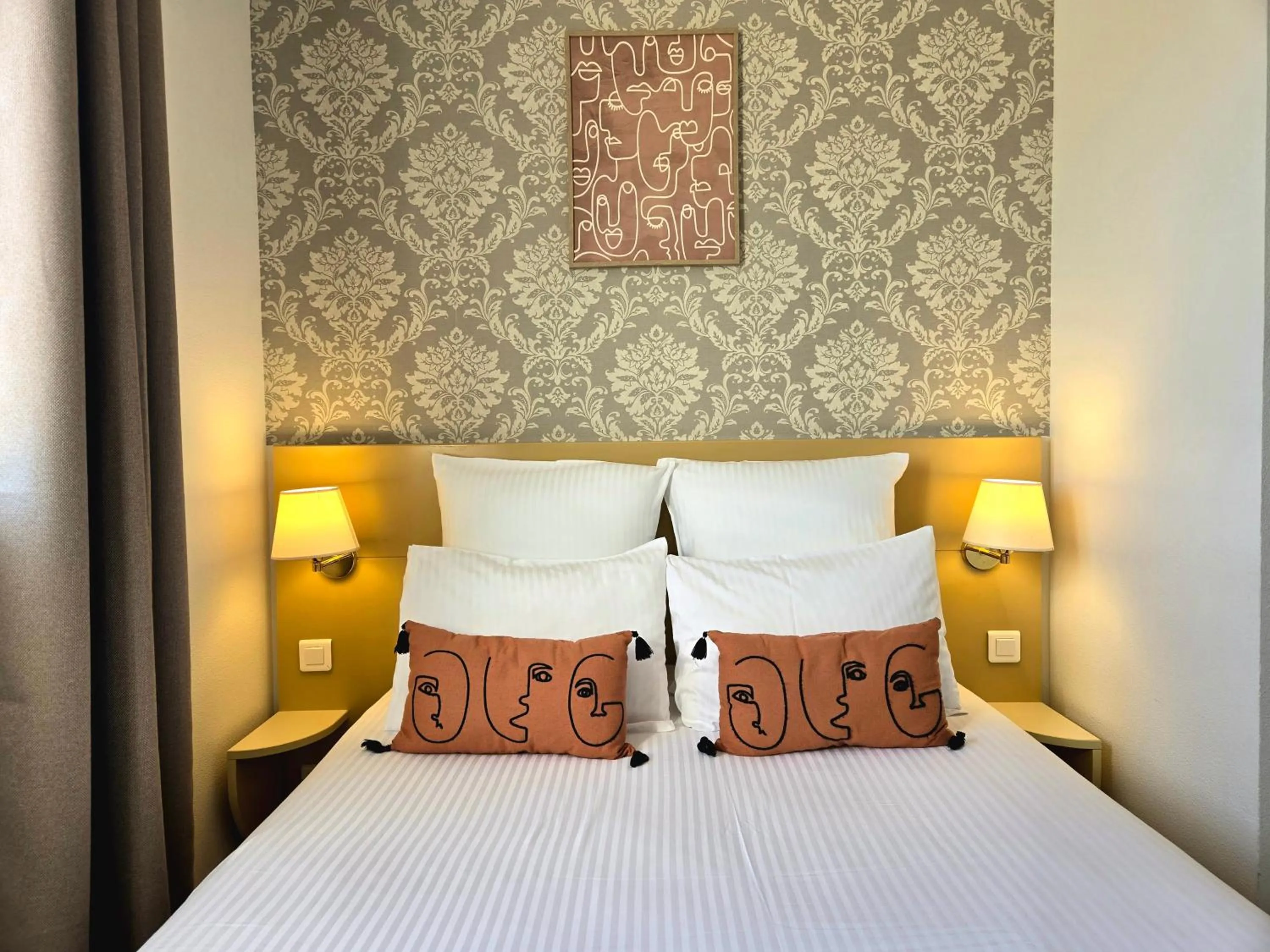 Bed in Hôtel Le SAINT-GENIÈS