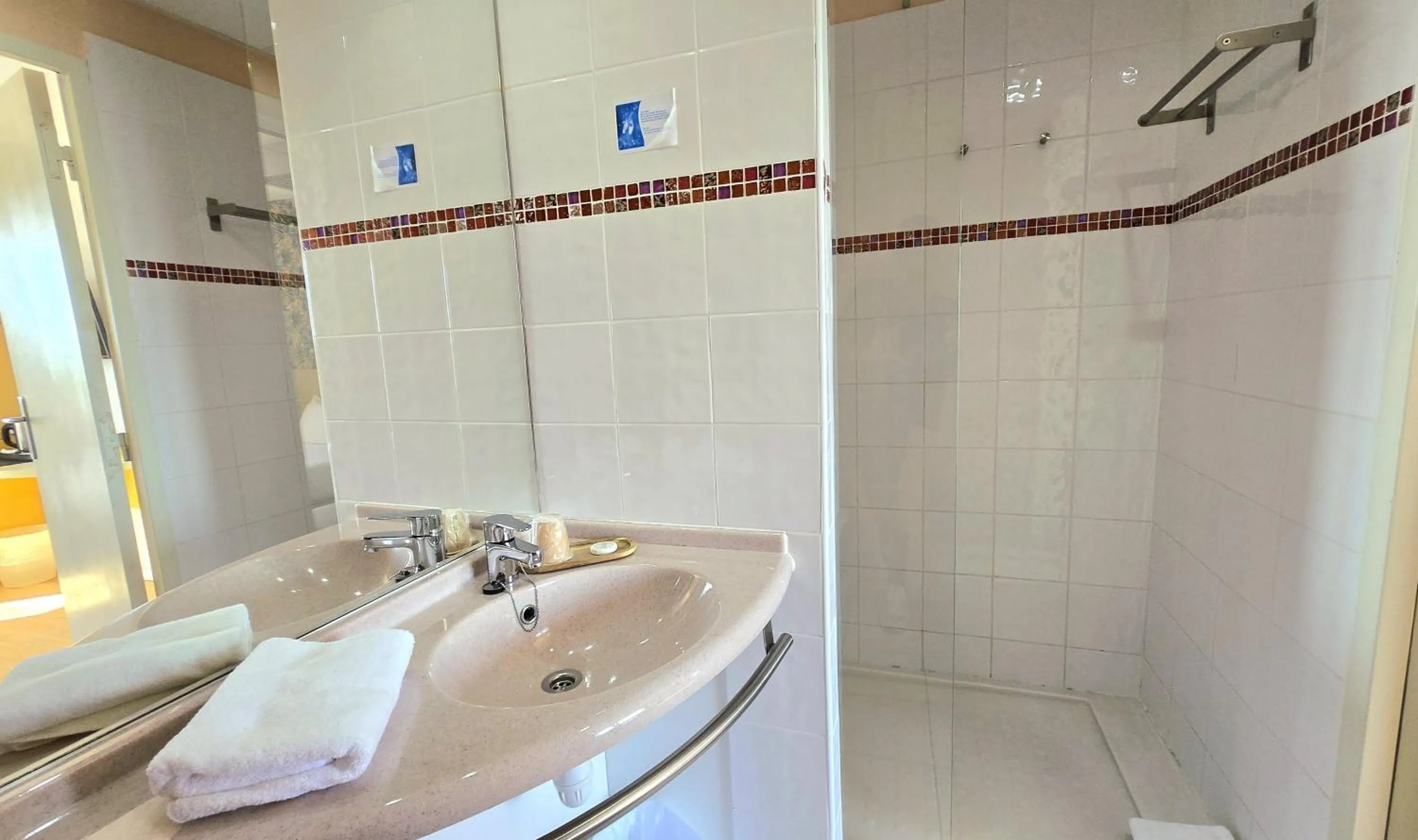 Bathroom in Hôtel Le SAINT-GENIÈS