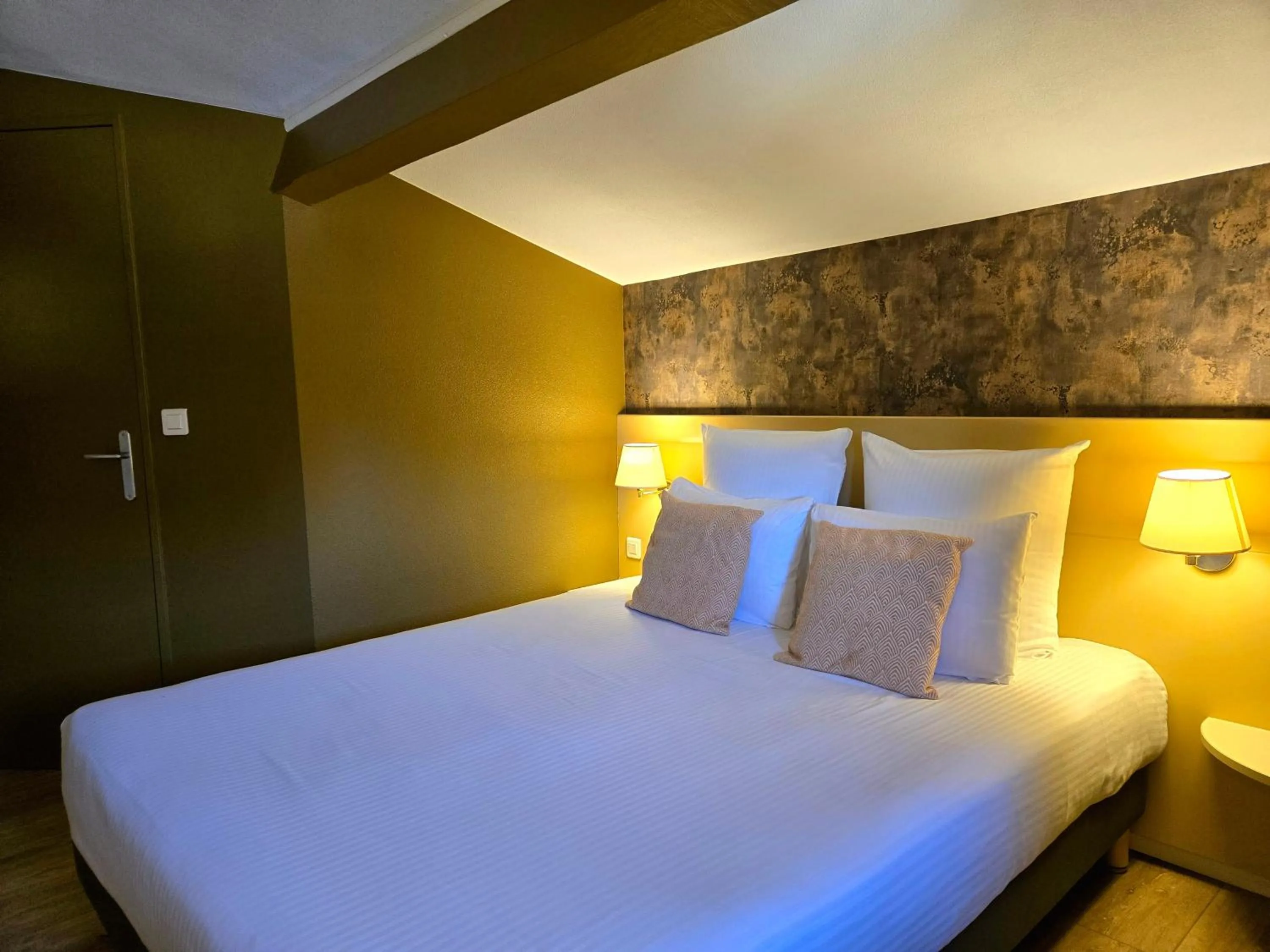 Bed in Hôtel Le SAINT-GENIÈS