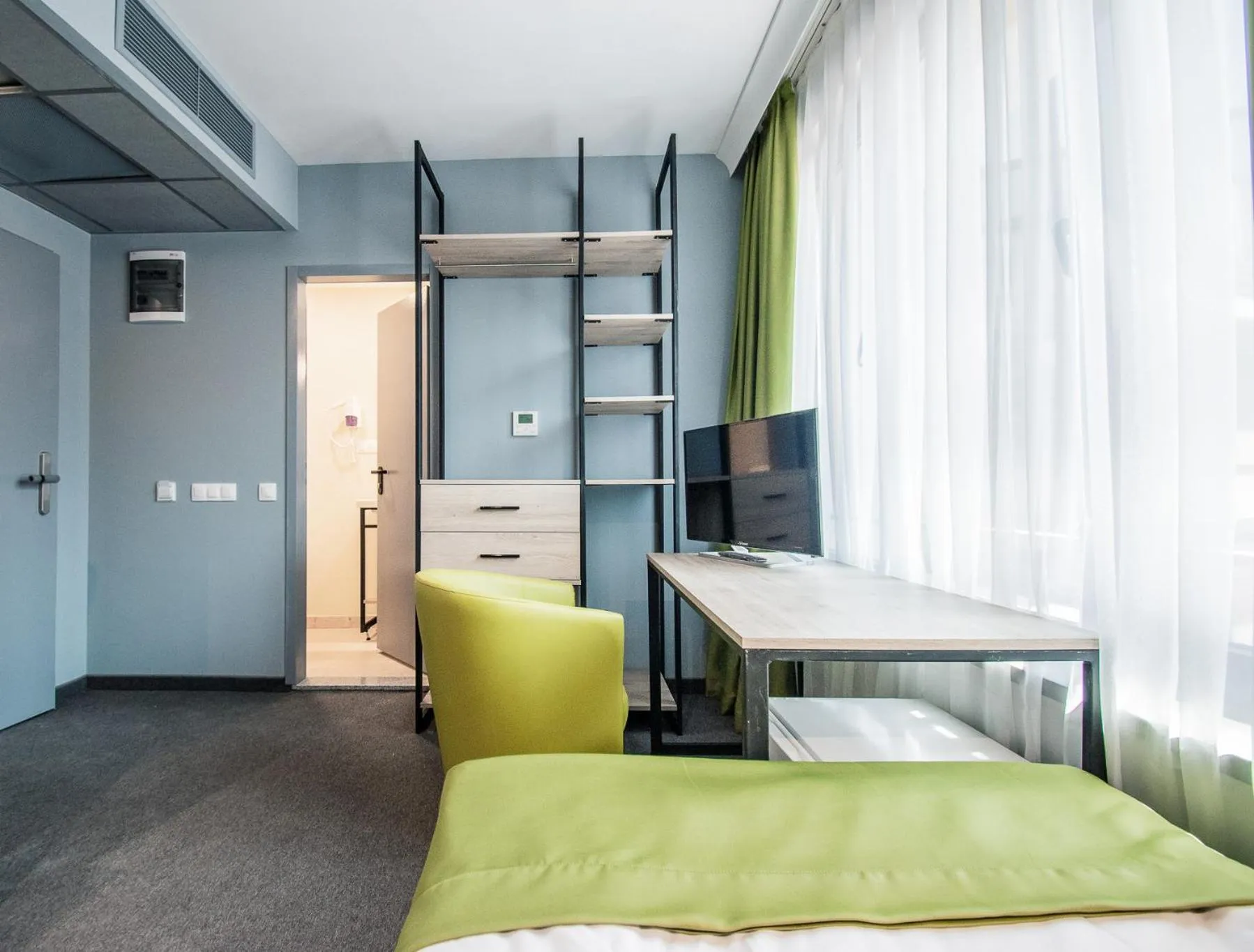 A&M Hotel with free parking