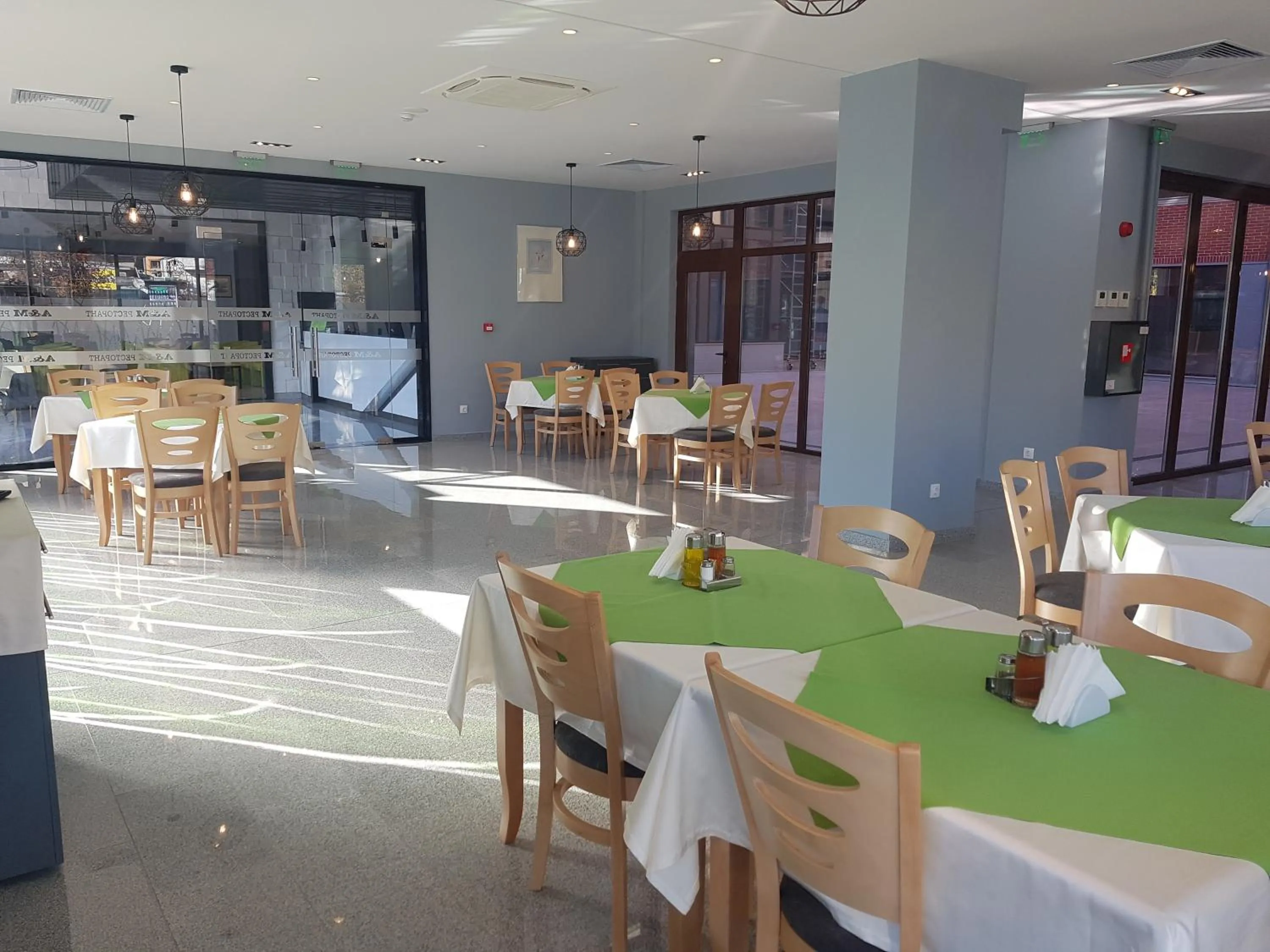 Restaurant/places to eat in A&M Hotel with free parking