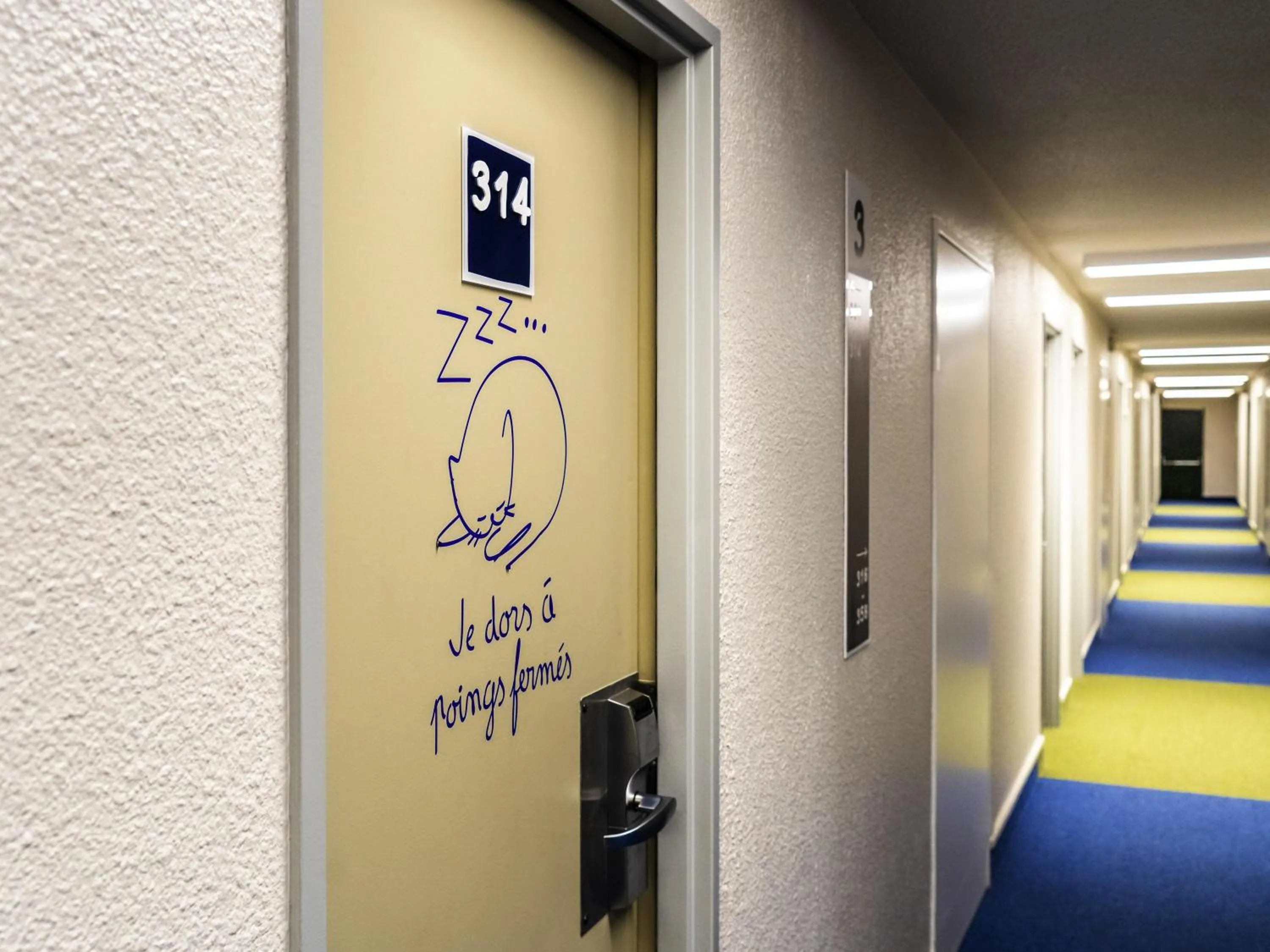 Bedroom in ibis budget Paris Porte de Bercy