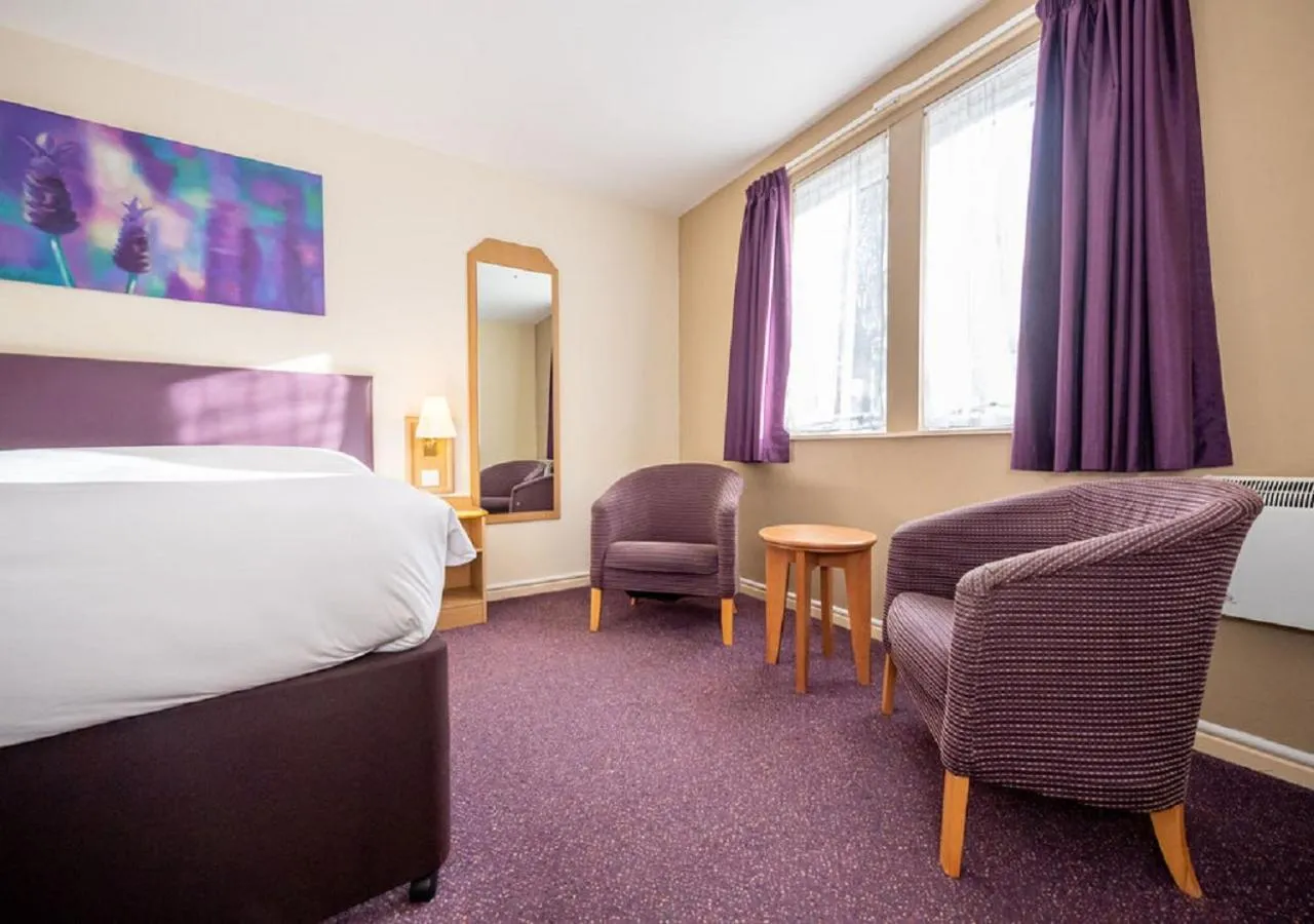 Photo of the whole room, Bed in Stables Inn, Aintree