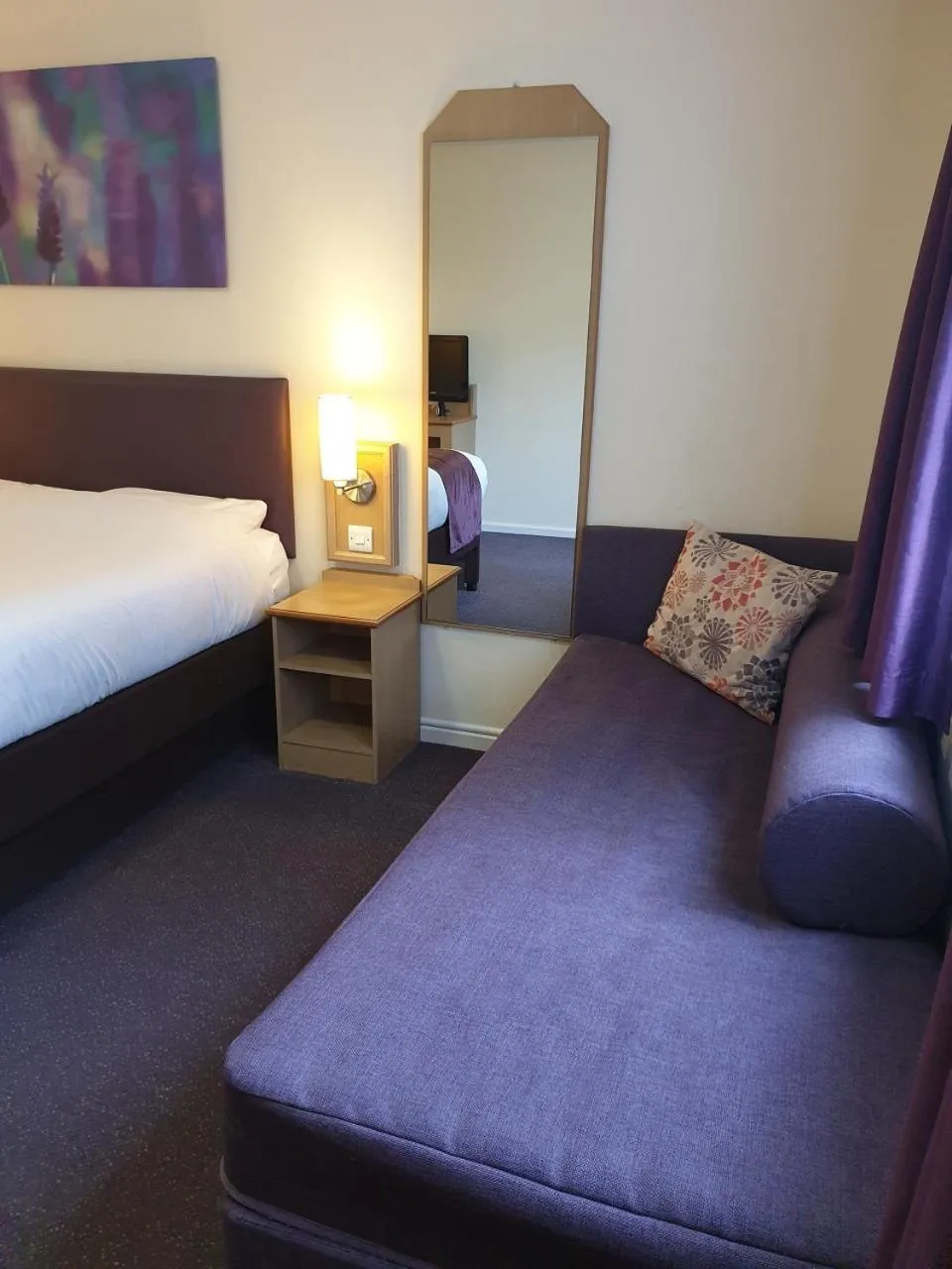 Photo of the whole room, Bed in Stables Inn, Aintree