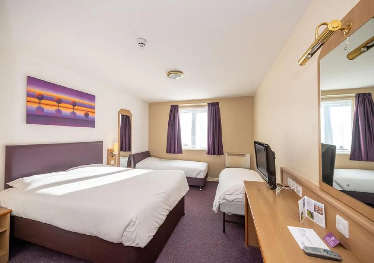 Photo of the whole room, Bed in Stables Inn, Aintree