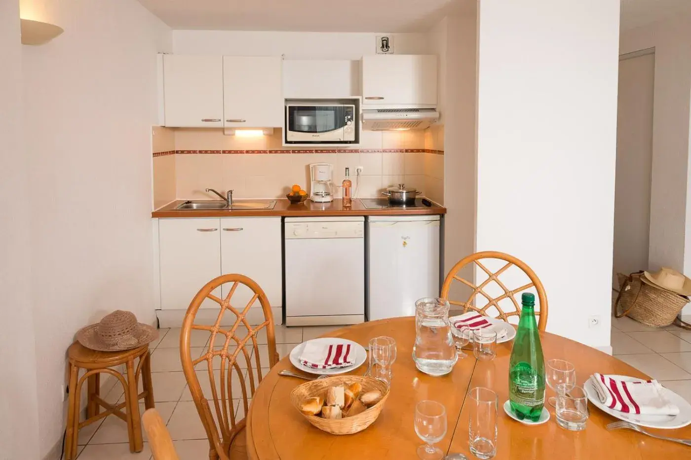 One-Bedroom Cabin Apartment (4-6 Adults) in Vacancéole - Résidence Alizéa Beach One-Bedroom Cabin Apartment (4-6 Adults) in Vacancéole - Résidence Alizéa Beach