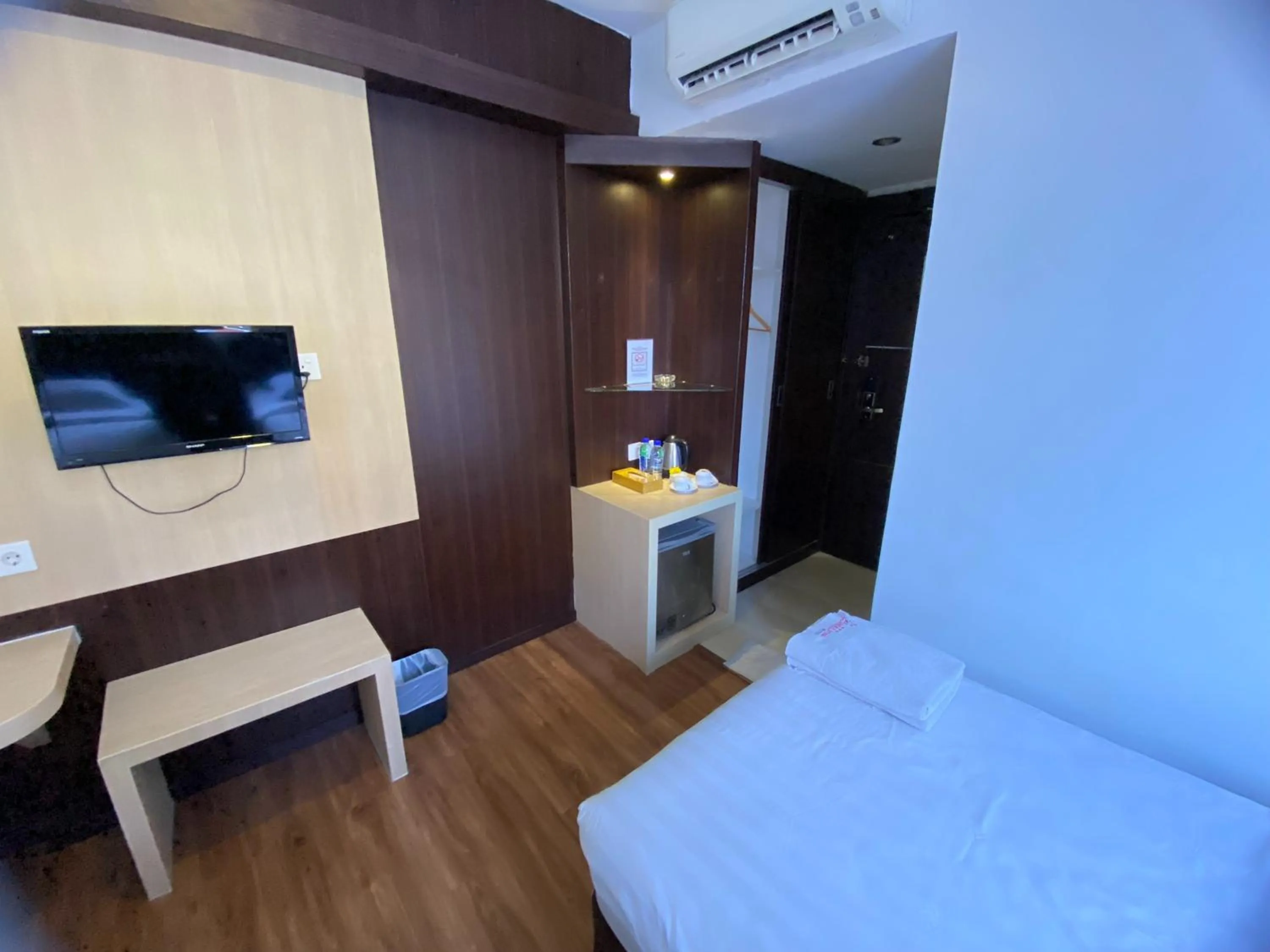 Bedroom, Bed in Lucky Star Hotel Near Harbour Bay Batam