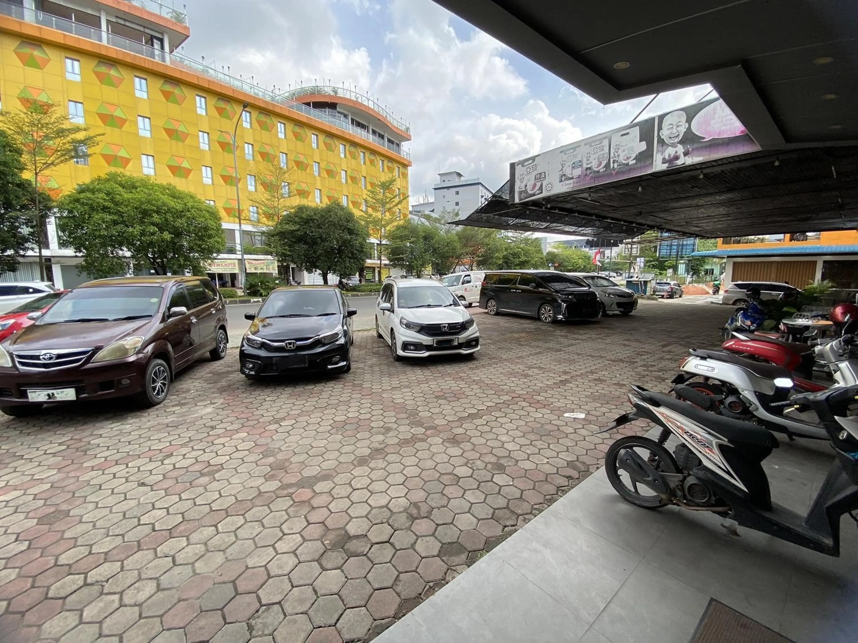 Parking in Lucky Star Hotel Near Harbour Bay Batam