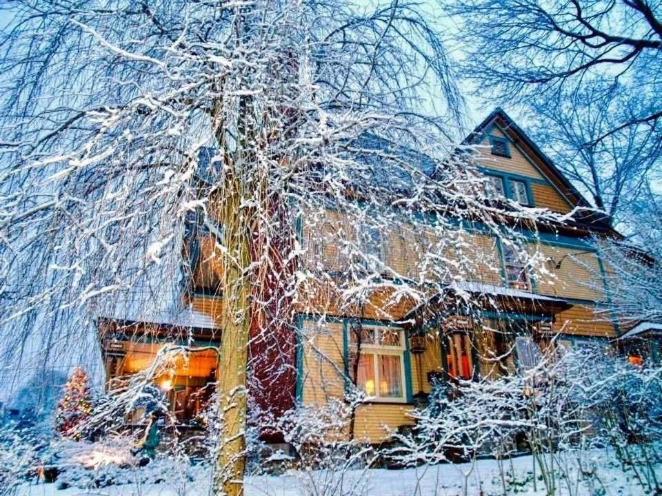 Property building in The Queen, A Victorian Bed & Breakfast