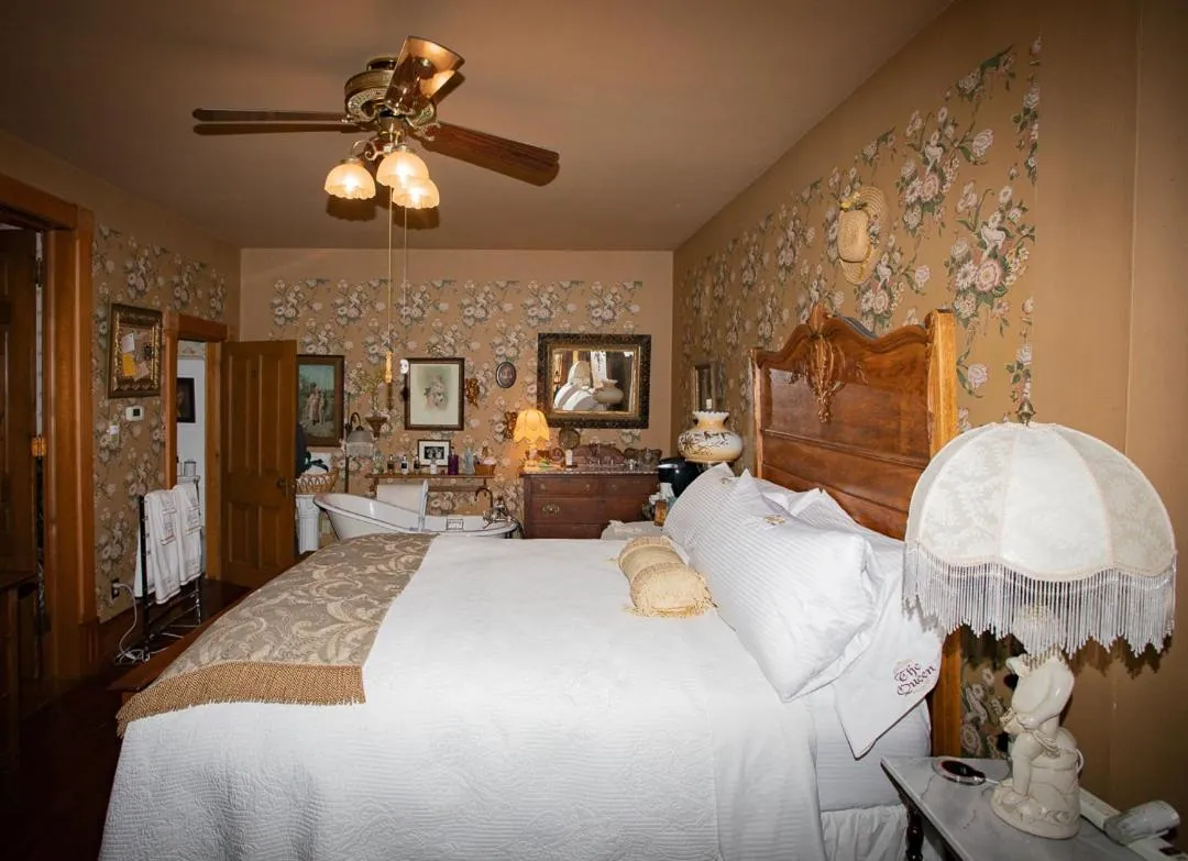 Bed in The Queen, A Victorian Bed & Breakfast