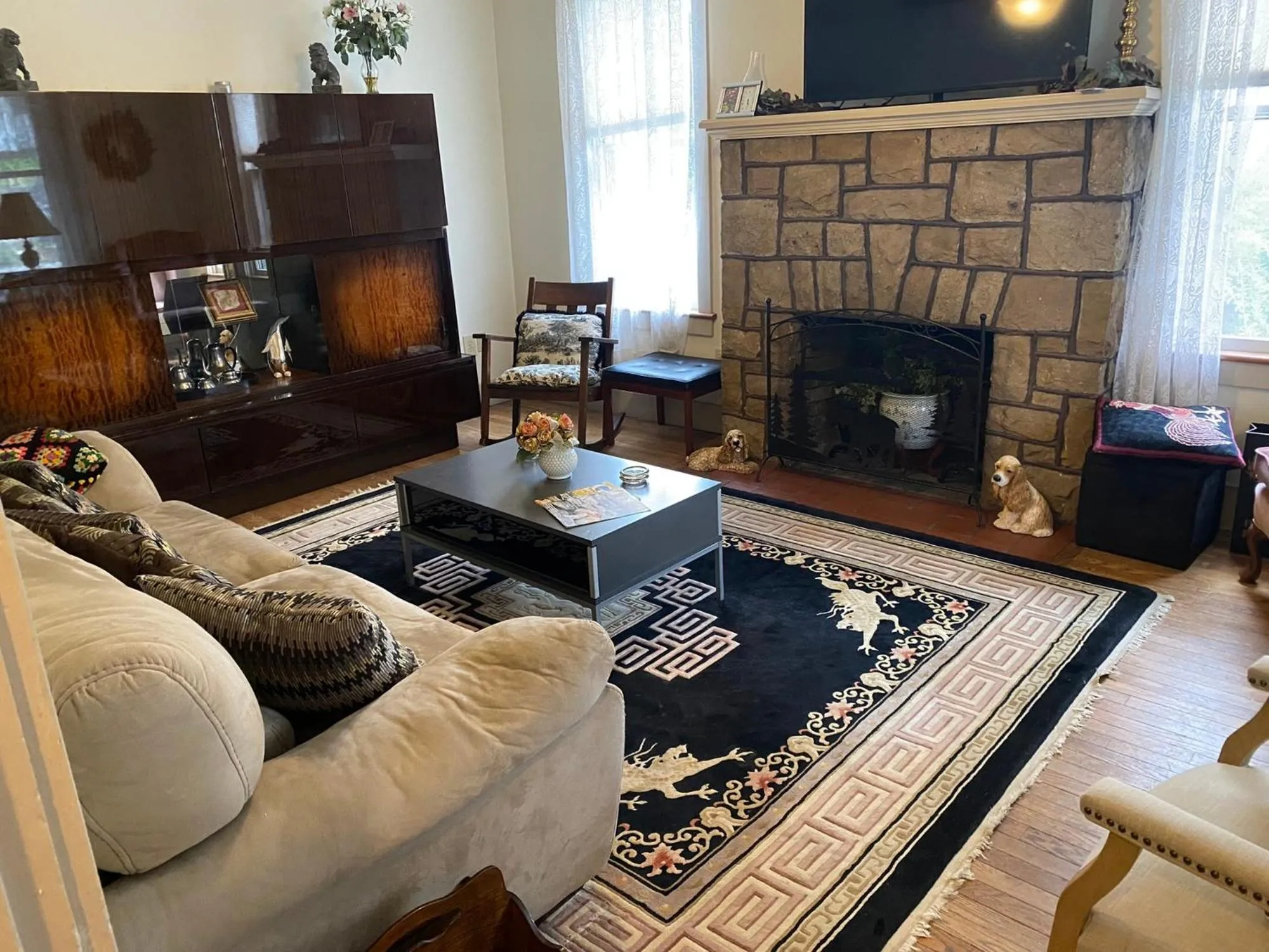 Communal lounge/ TV room in The Queen, A Victorian Bed & Breakfast