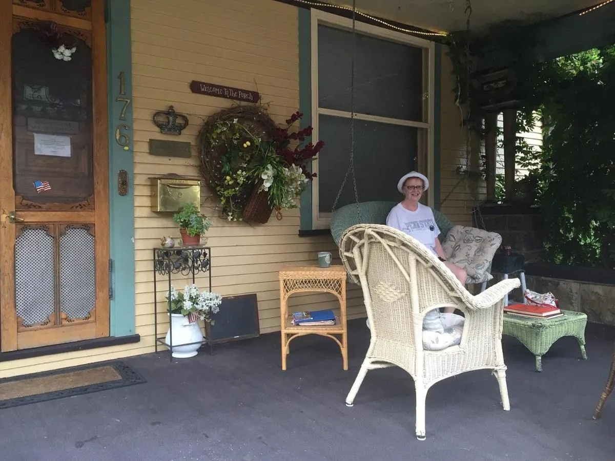 Seating area in The Queen, A Victorian Bed & Breakfast