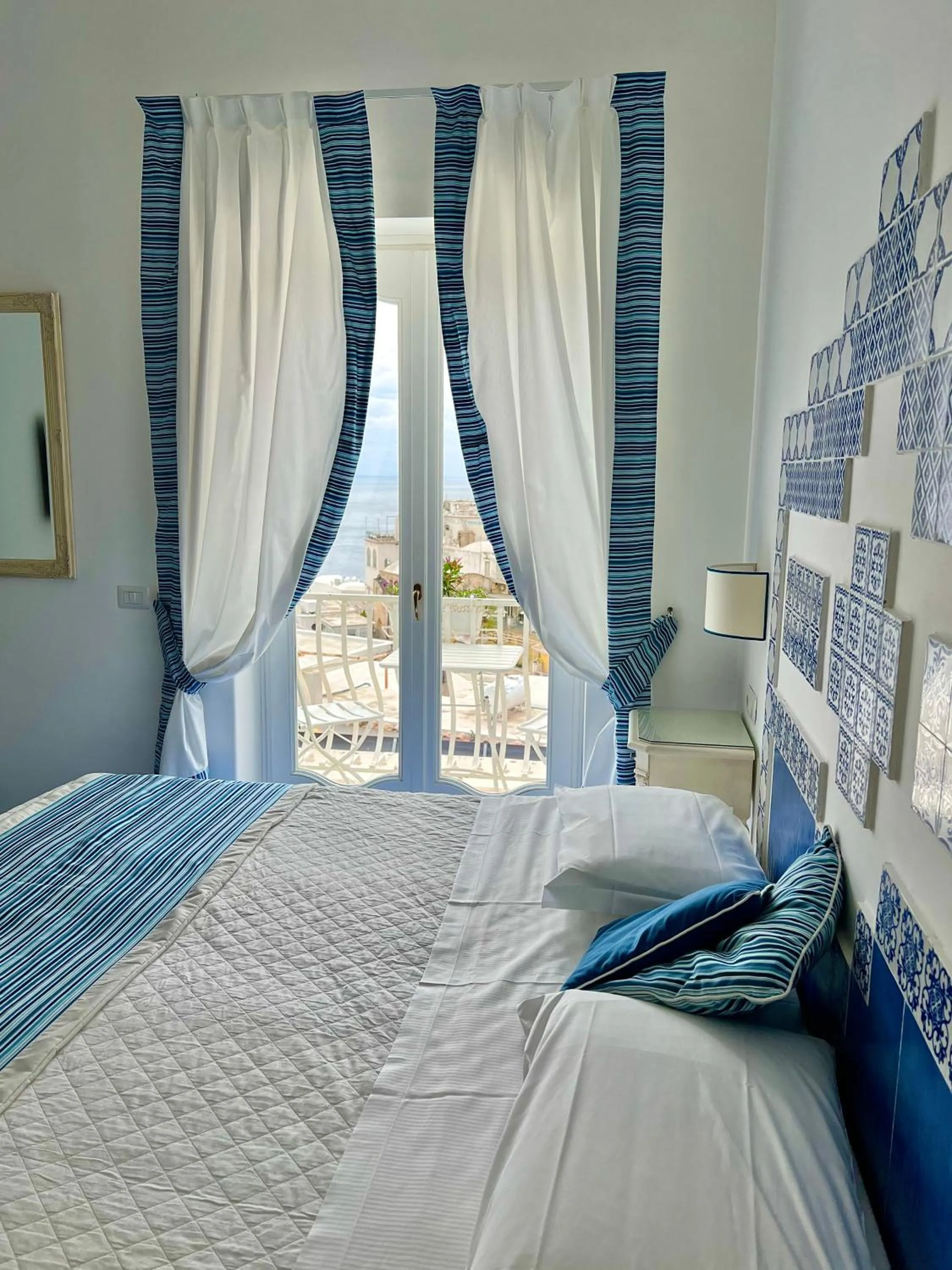 Sea view, Bed in Hotel Villa Delle Palme in Positano