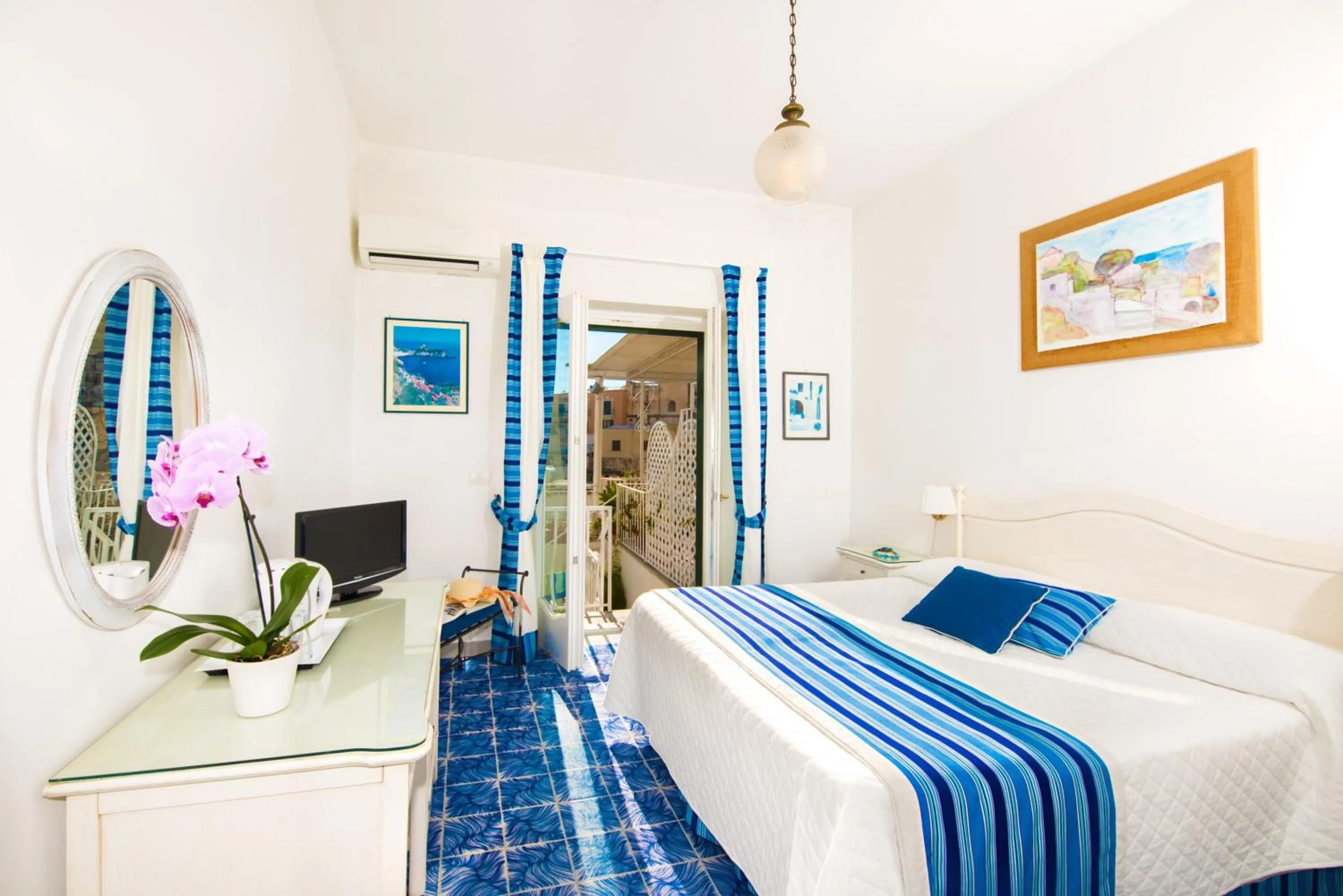Photo of the whole room, Bed in Hotel Villa Delle Palme in Positano