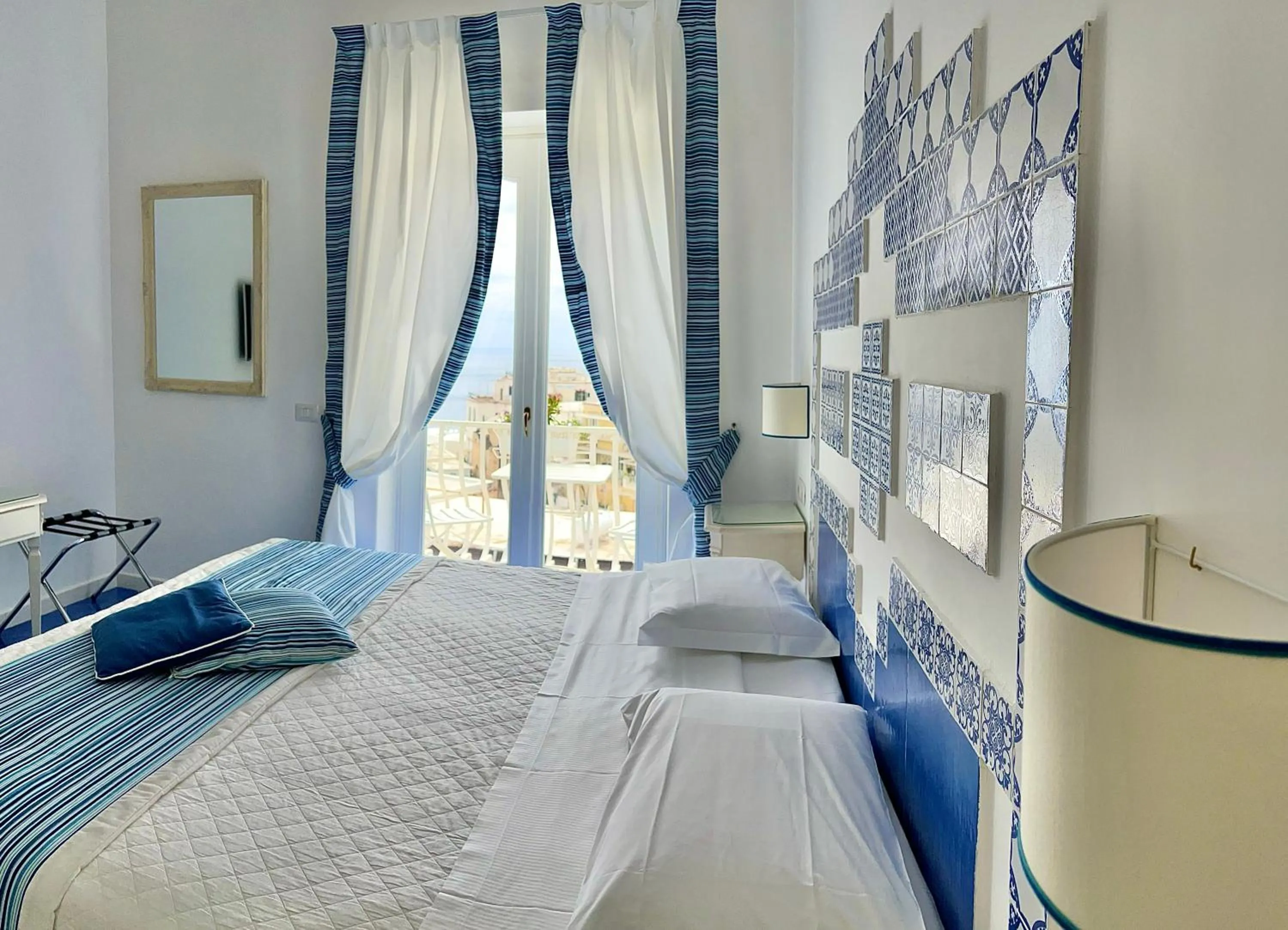 Sea view, Bed in Hotel Villa Delle Palme in Positano