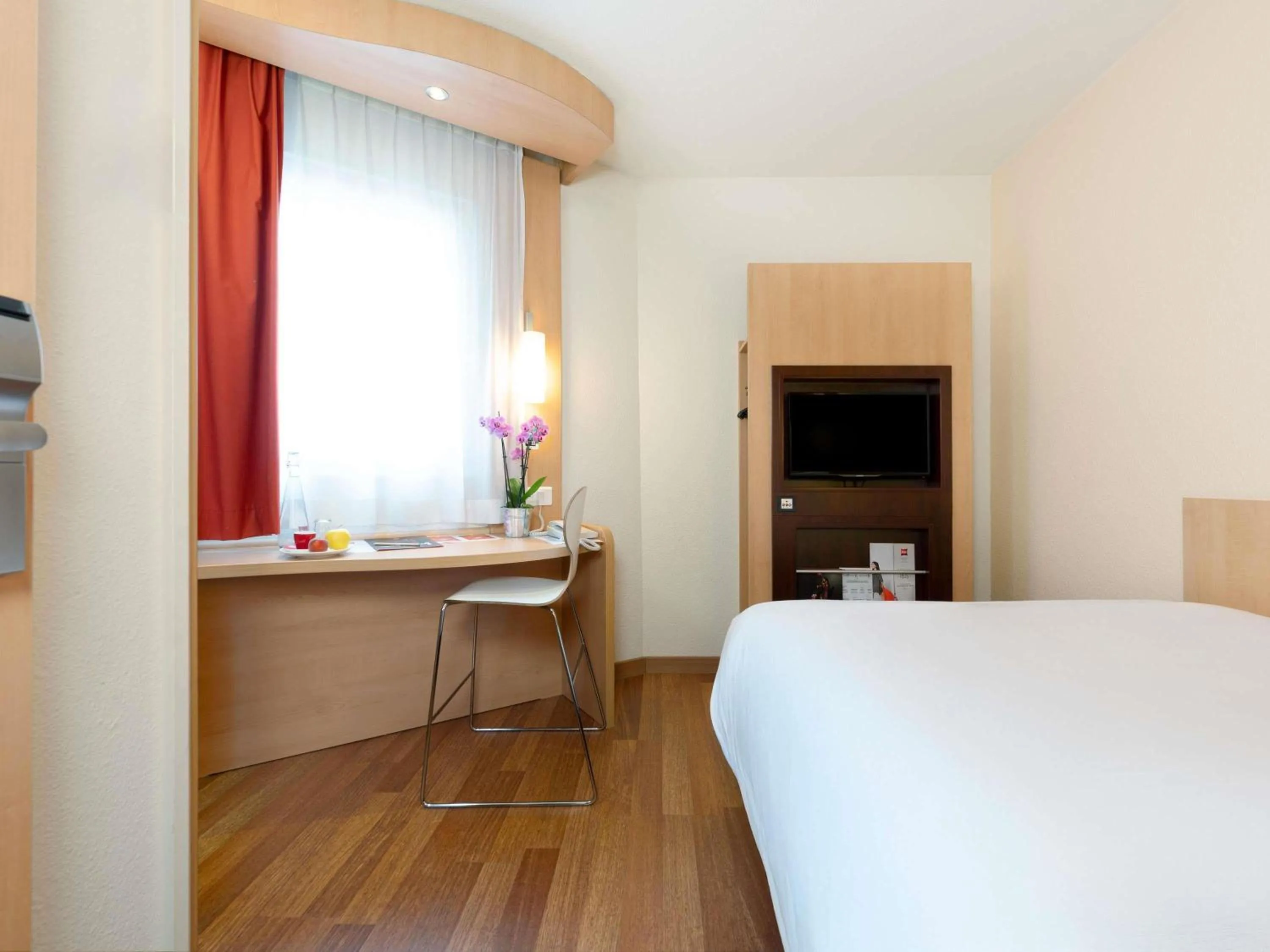 Bedroom, Bed in ibis Nancy Centre Gare et Congres