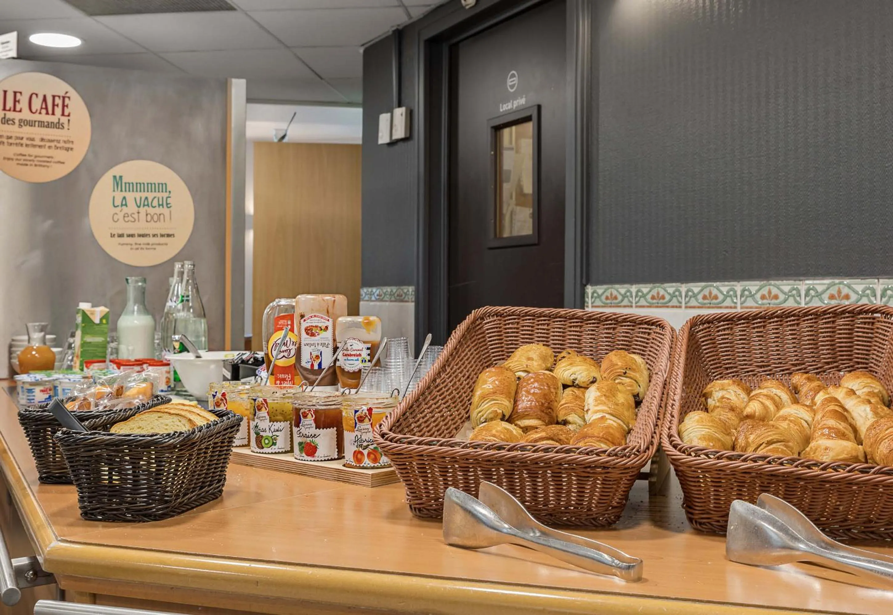 Breakfast in B&B HOTEL Rouen Centre Rive Gauche