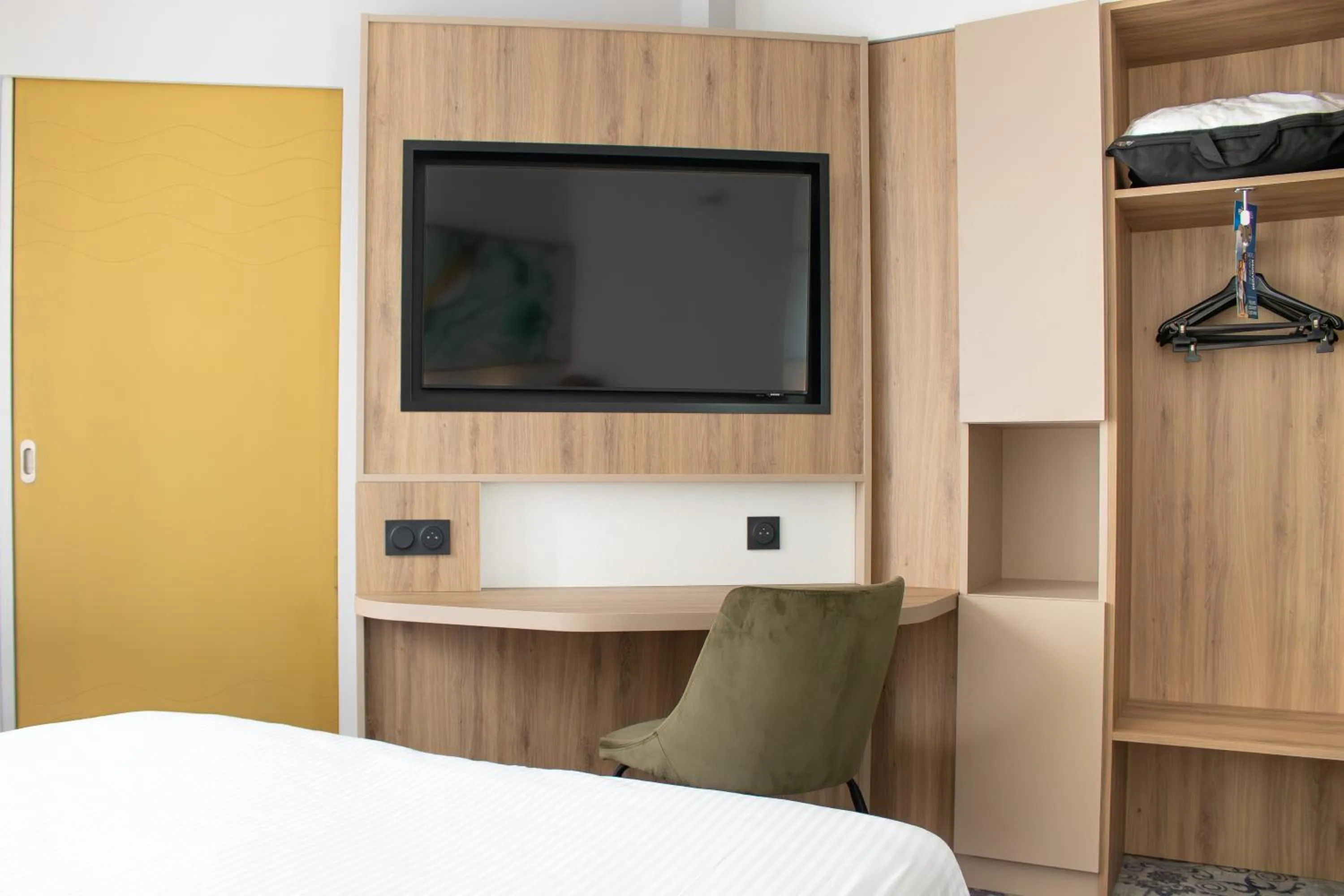 Bed in Brit Hotel Angers Parc Expo - L'Acropole