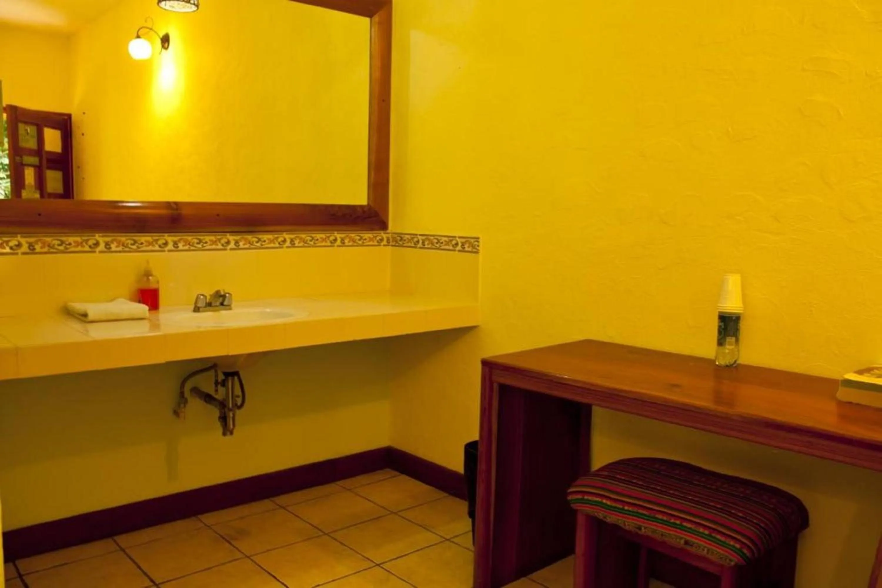 Bathroom in Hotel Jaguar Inn Tikal