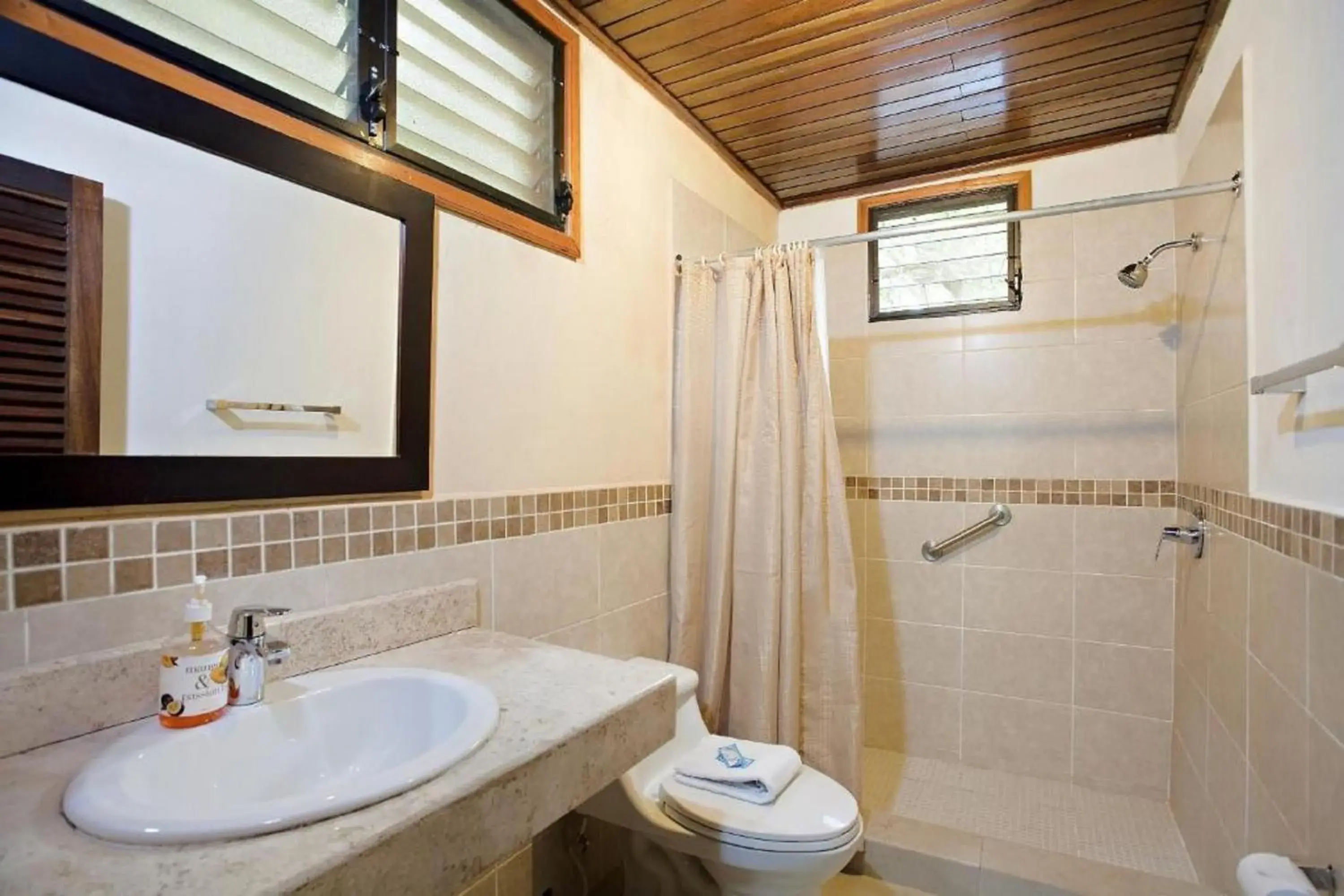 Comfort Triple Room in Hotel Jaguar Inn Tikal Comfort Triple Room in Hotel Jaguar Inn Tikal