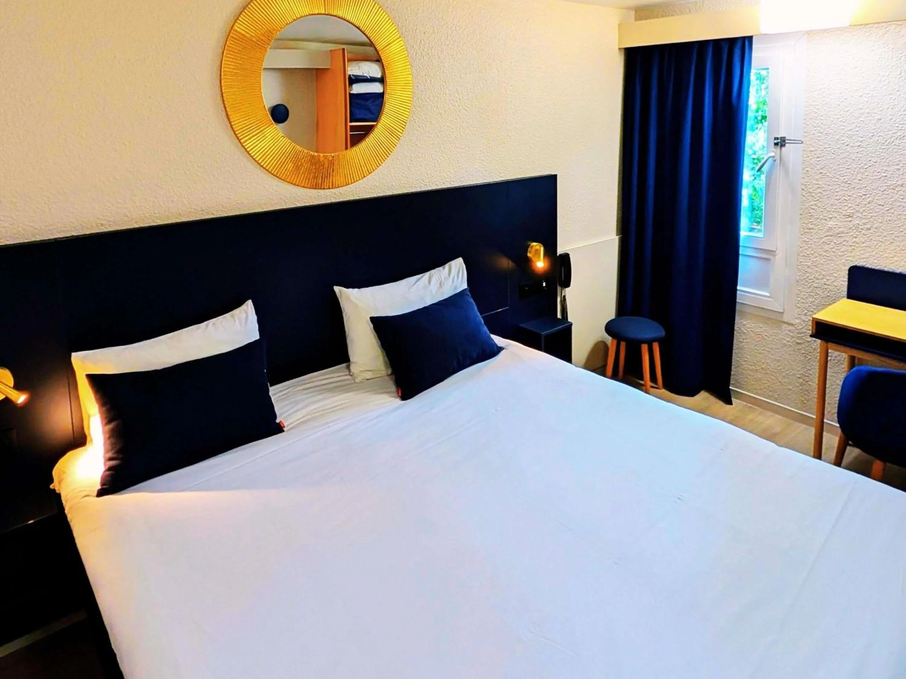 Bedroom, Bed in ibis Grenoble Centre Bastille