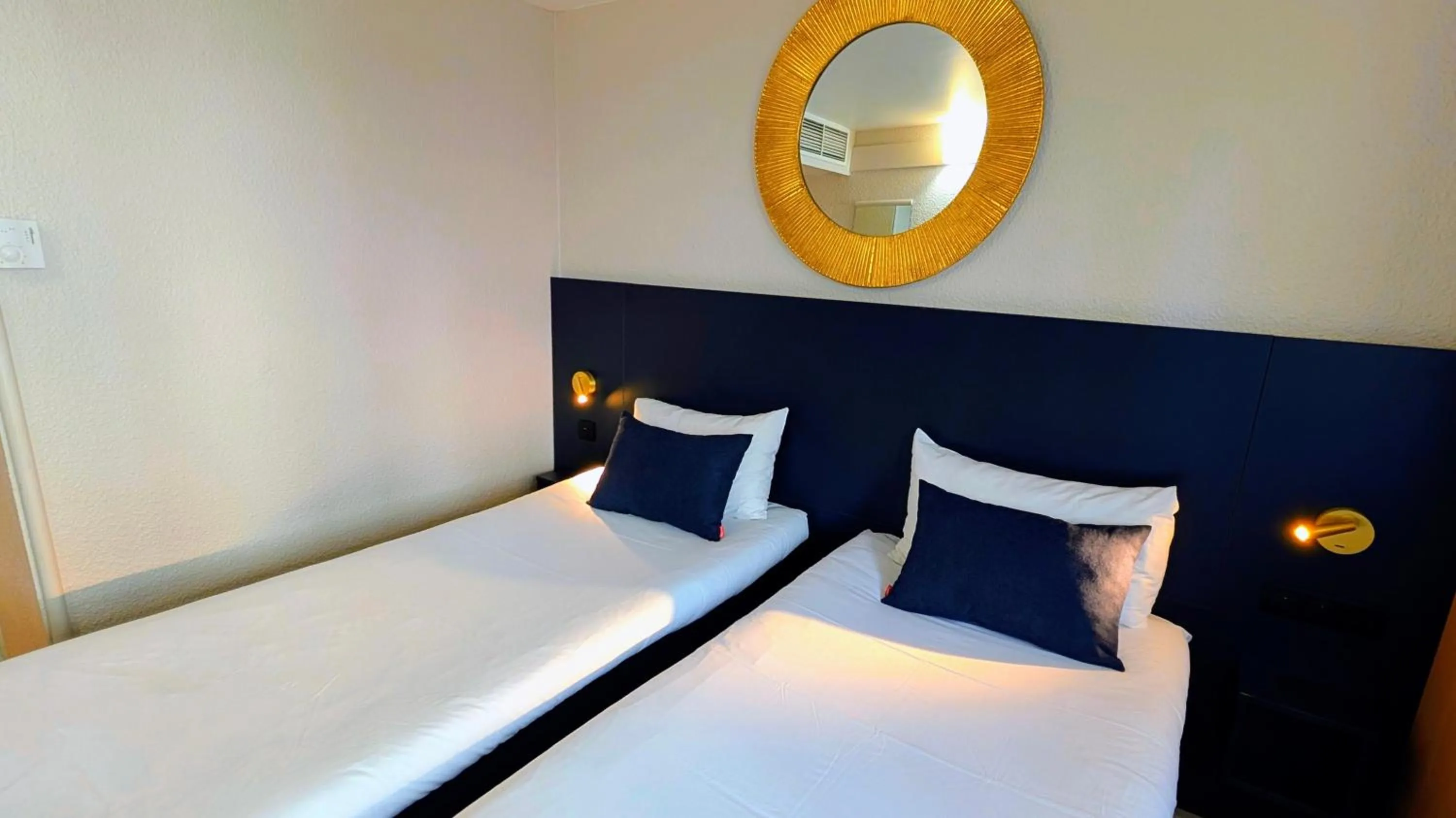 Bedroom, Bed in ibis Grenoble Centre Bastille