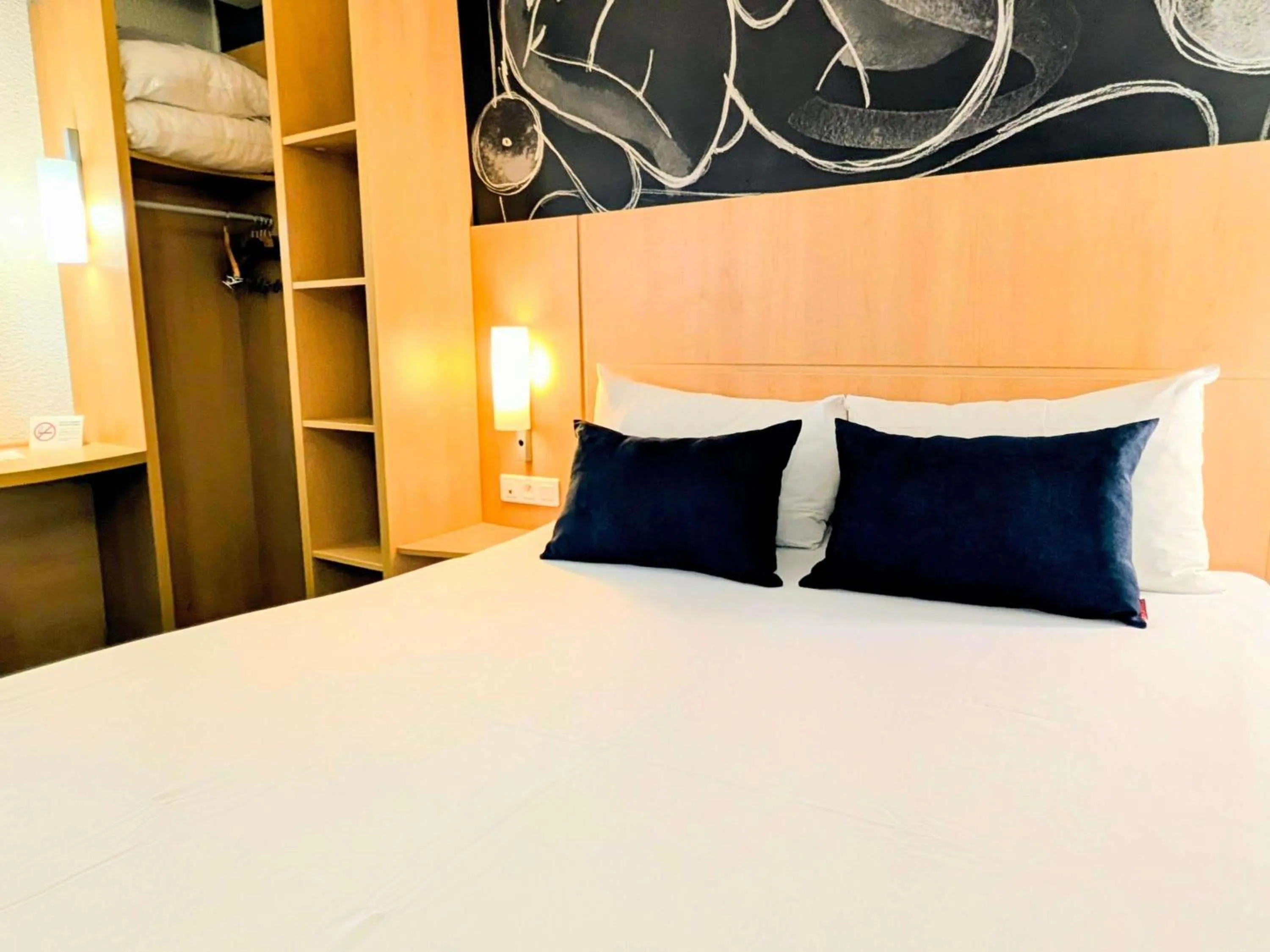 Bedroom, Bed in ibis Grenoble Centre Bastille