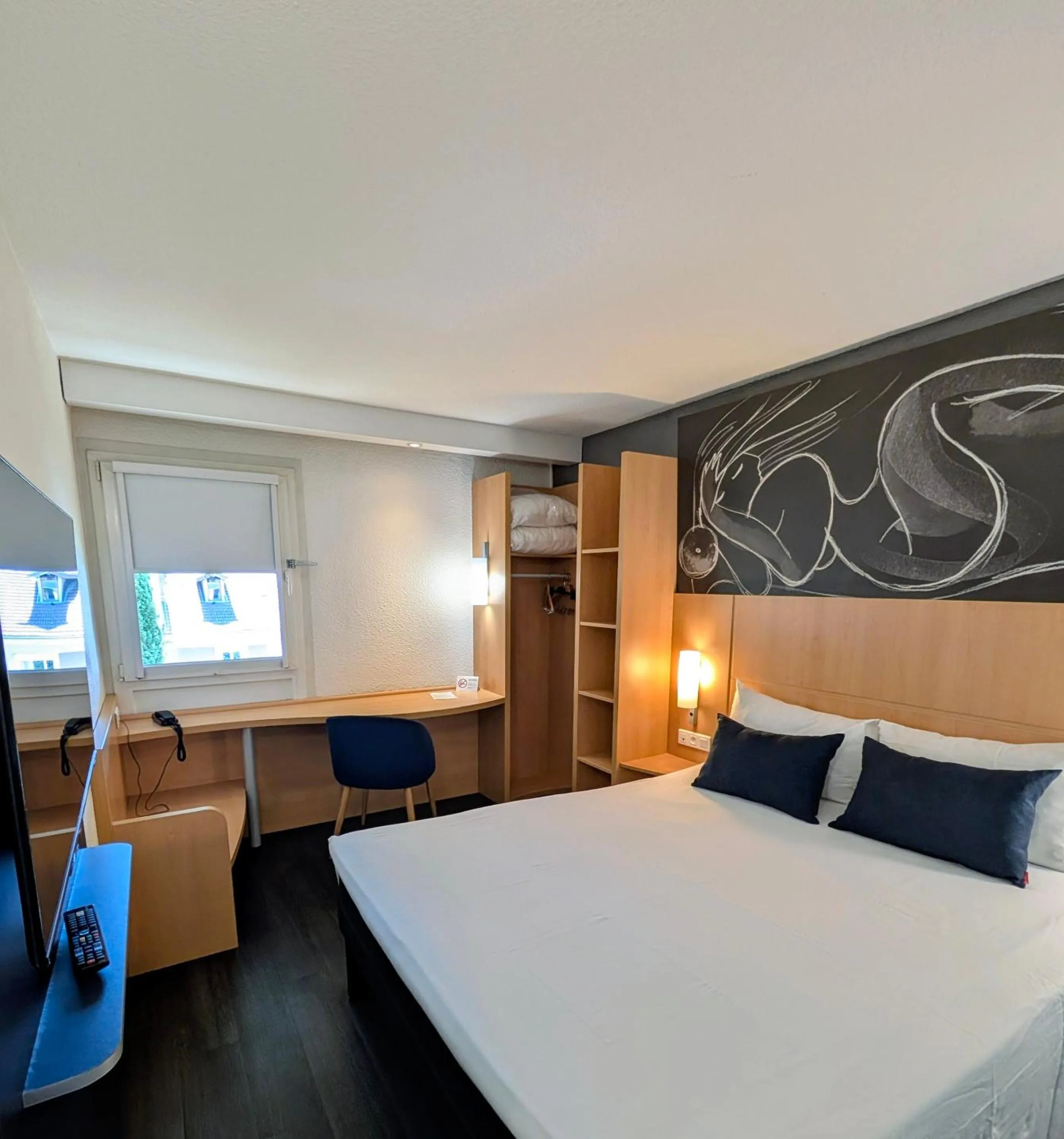 Bedroom, Bed in ibis Grenoble Centre Bastille