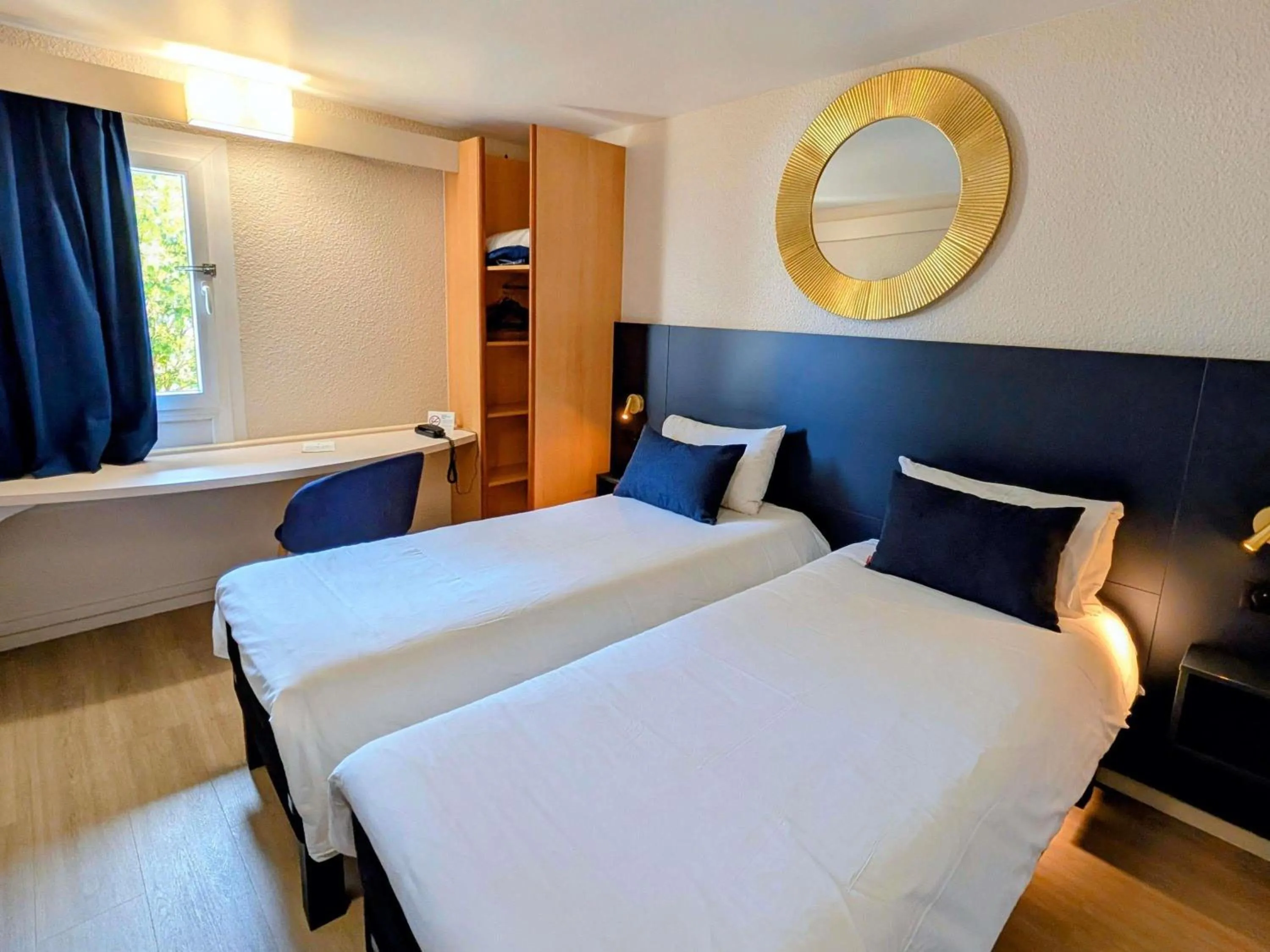 Bedroom, Bed in ibis Grenoble Centre Bastille