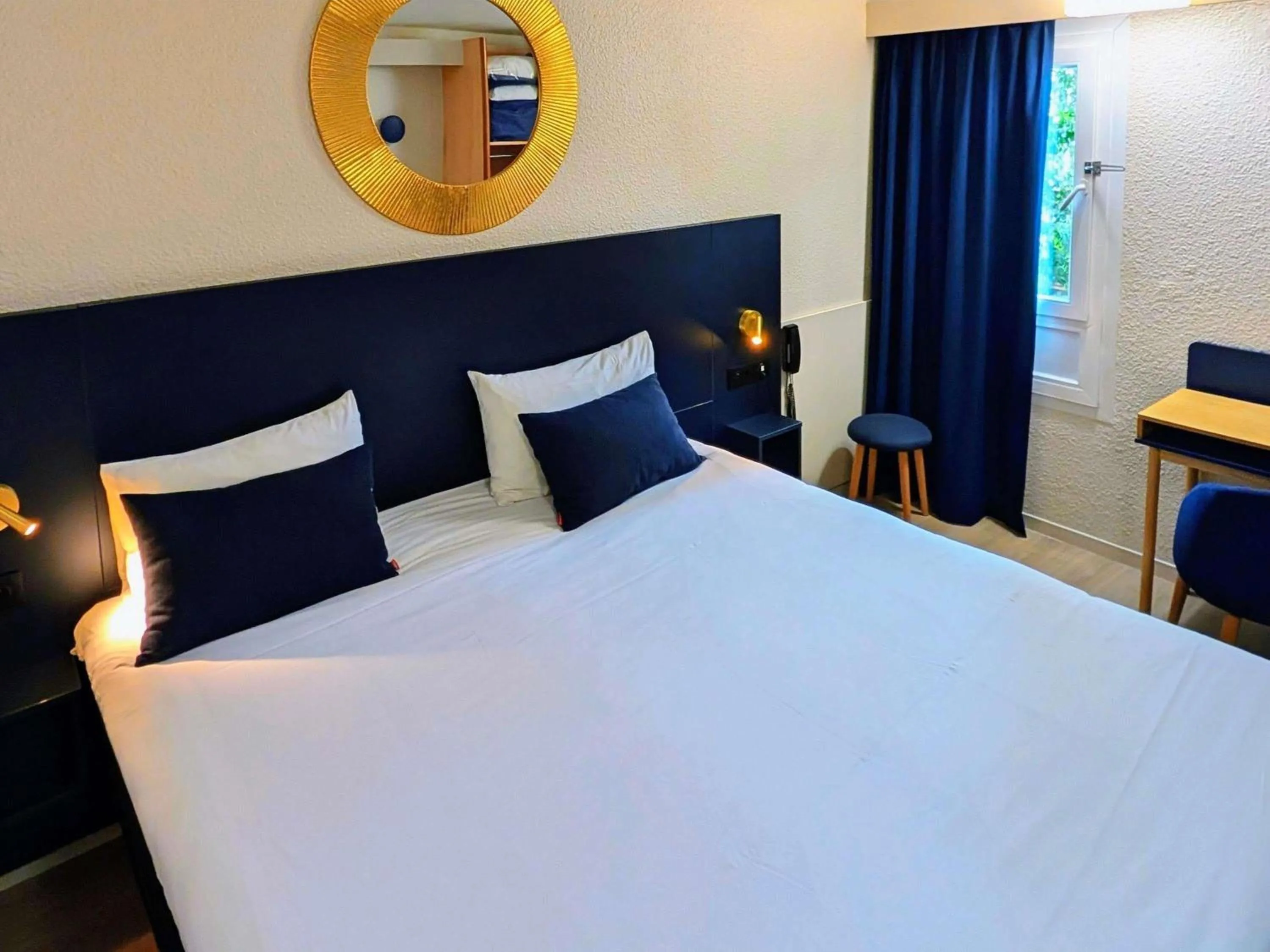 Bedroom, Bed in ibis Grenoble Centre Bastille