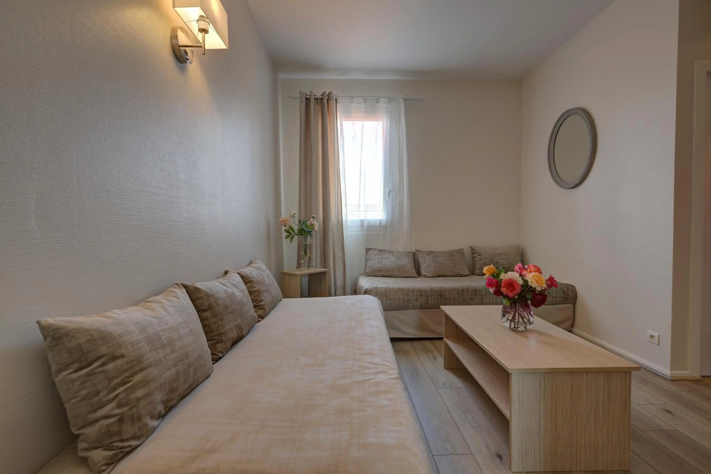 Living room, Bed in The Originals City, Hôtel de Bordeaux, Bergerac centre