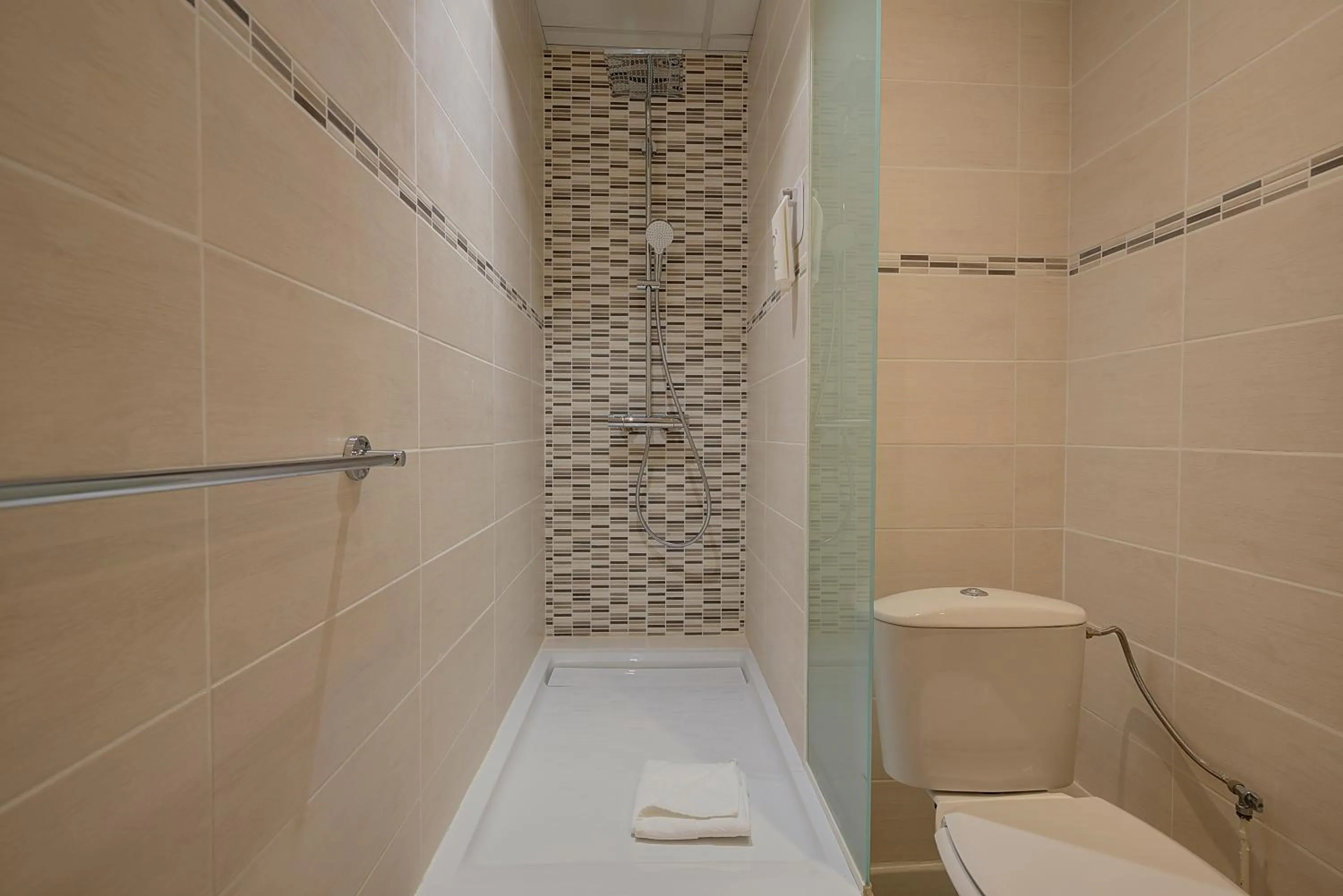 Bathroom in The Originals City, Hôtel de Bordeaux, Bergerac centre