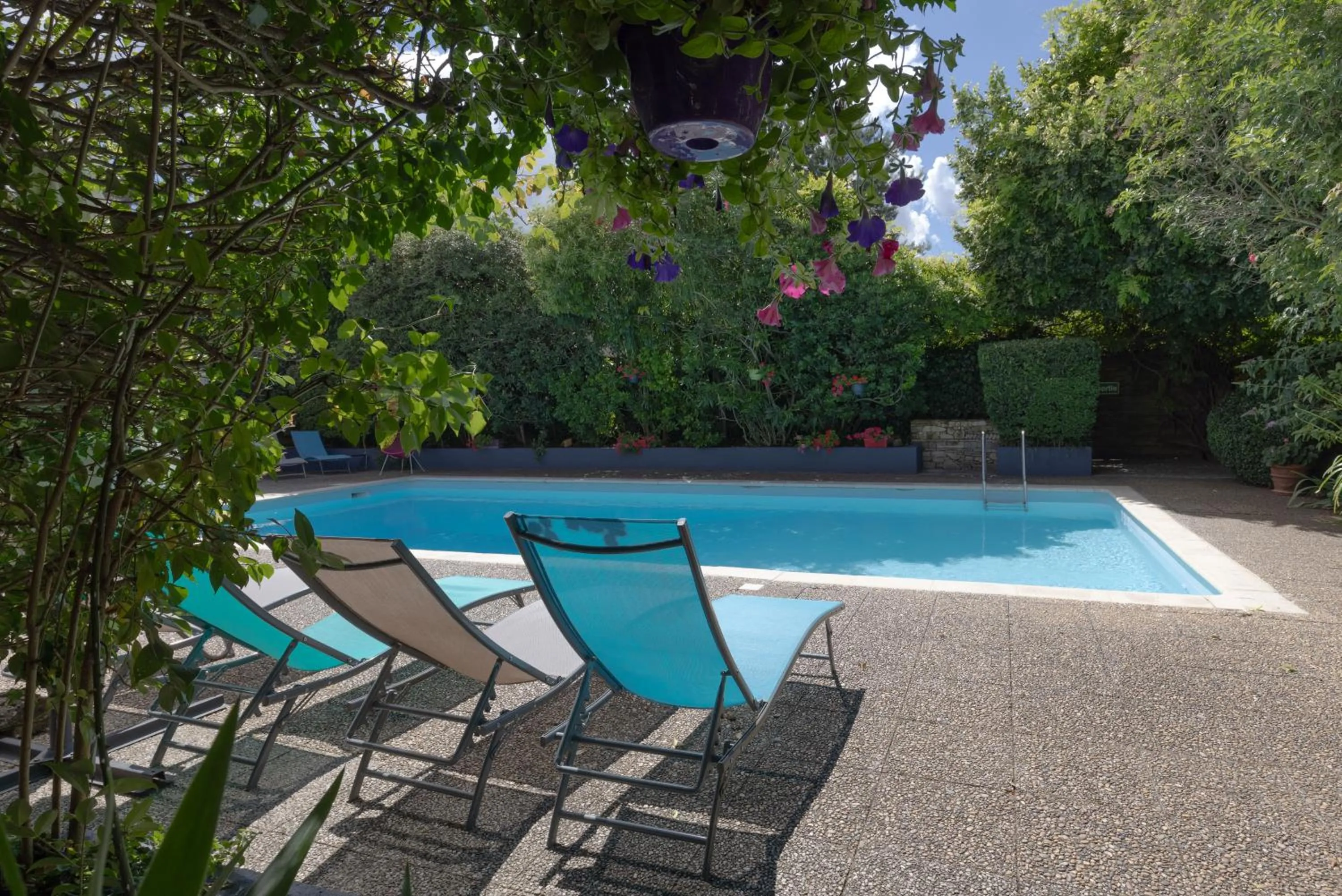 Swimming pool in The Originals City, Hôtel de Bordeaux, Bergerac centre