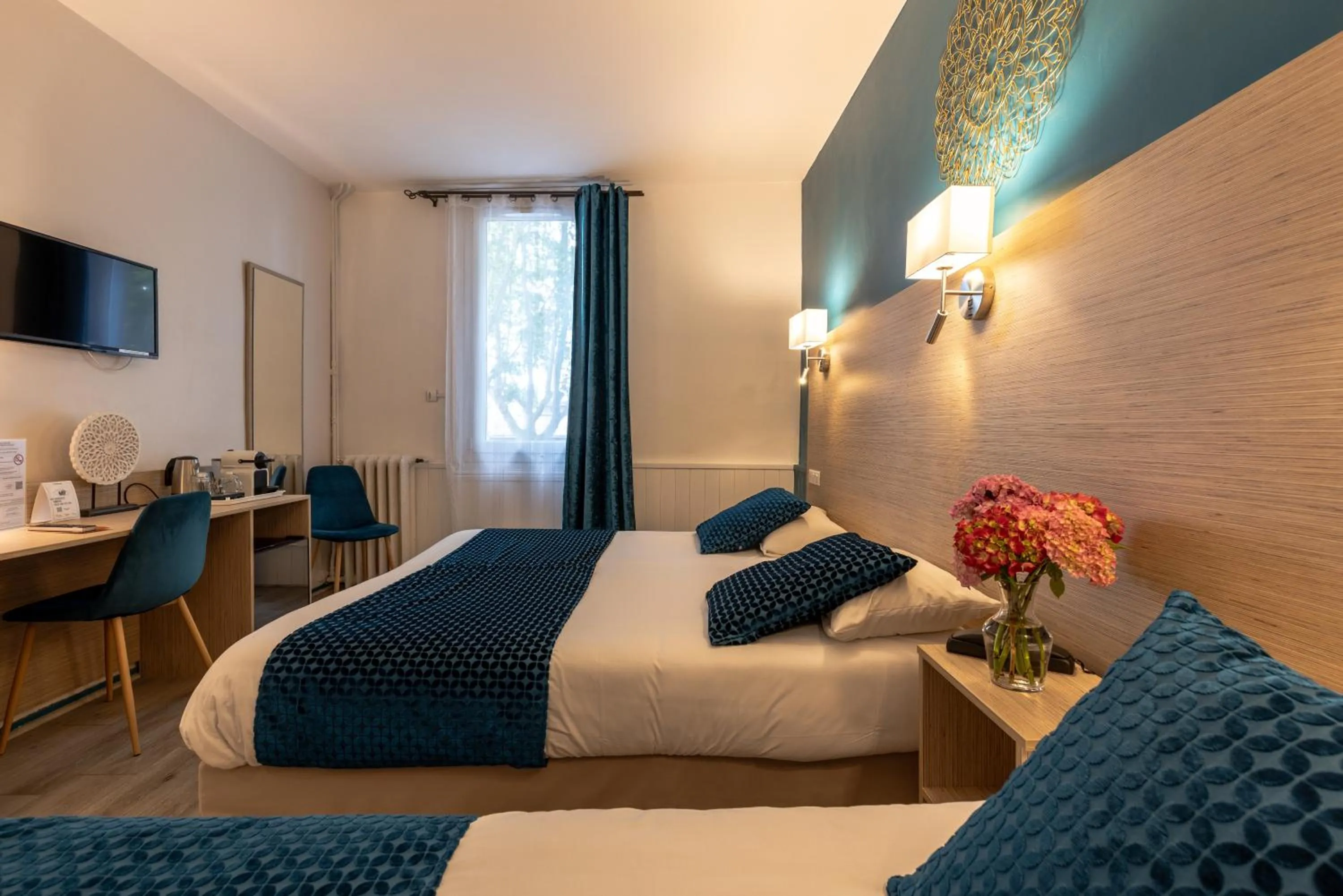 Property building, Bed in The Originals City, Hôtel de Bordeaux, Bergerac centre