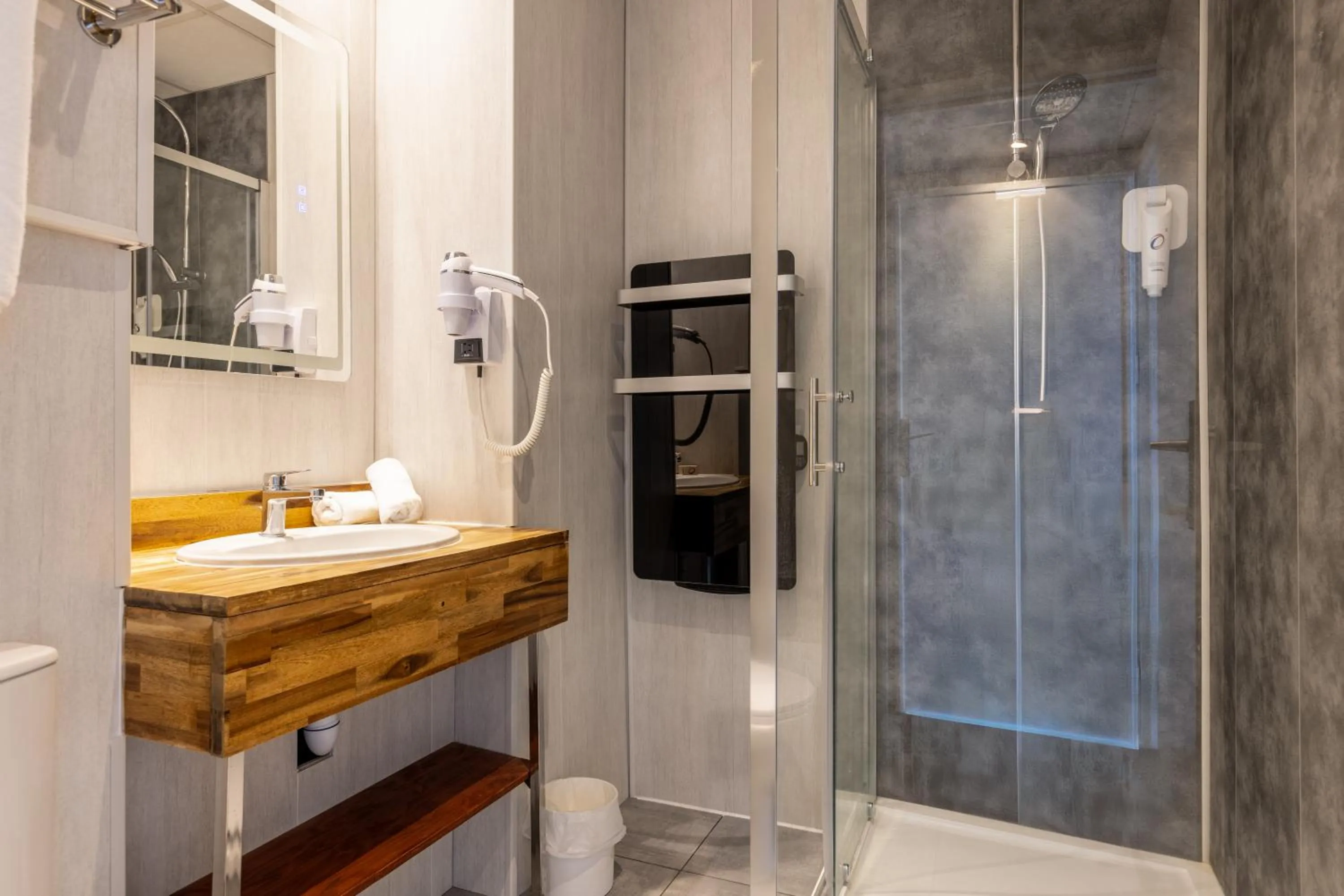 Bathroom in The Originals City, Hôtel de Bordeaux, Bergerac centre