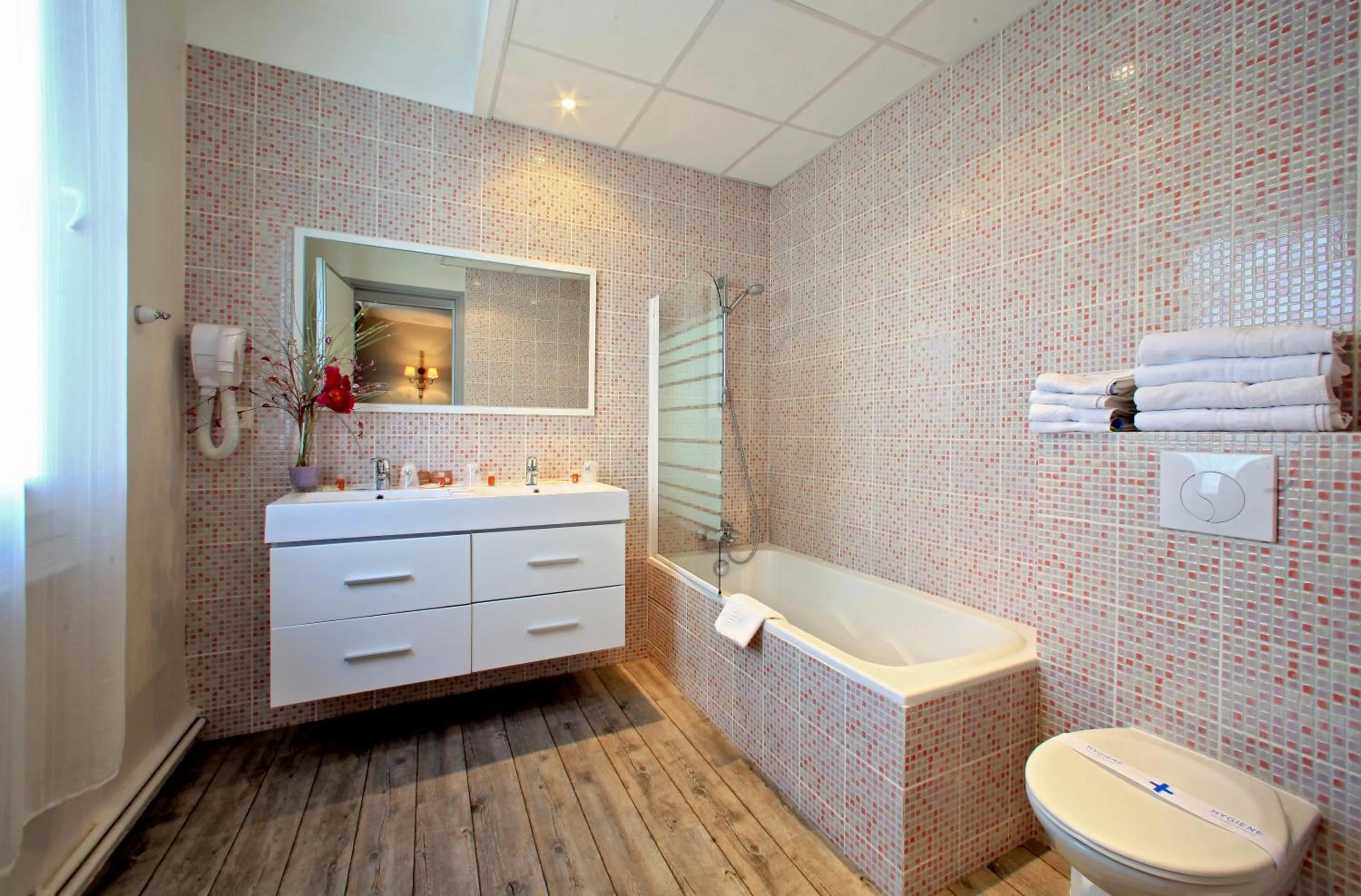 Bathroom in The Originals City, Hôtel de Bordeaux, Bergerac centre