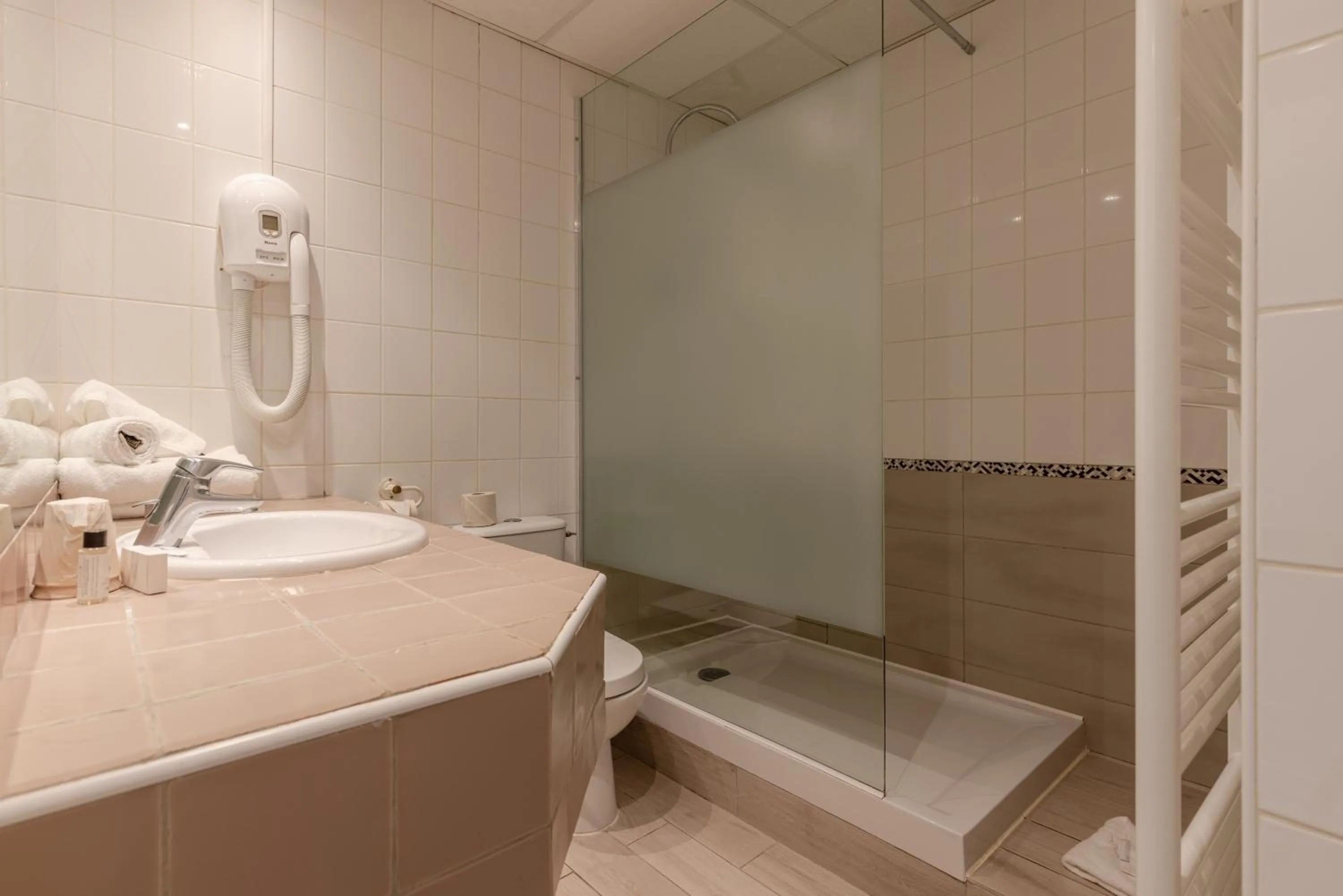 Bathroom in The Originals City, Hôtel de Bordeaux, Bergerac centre