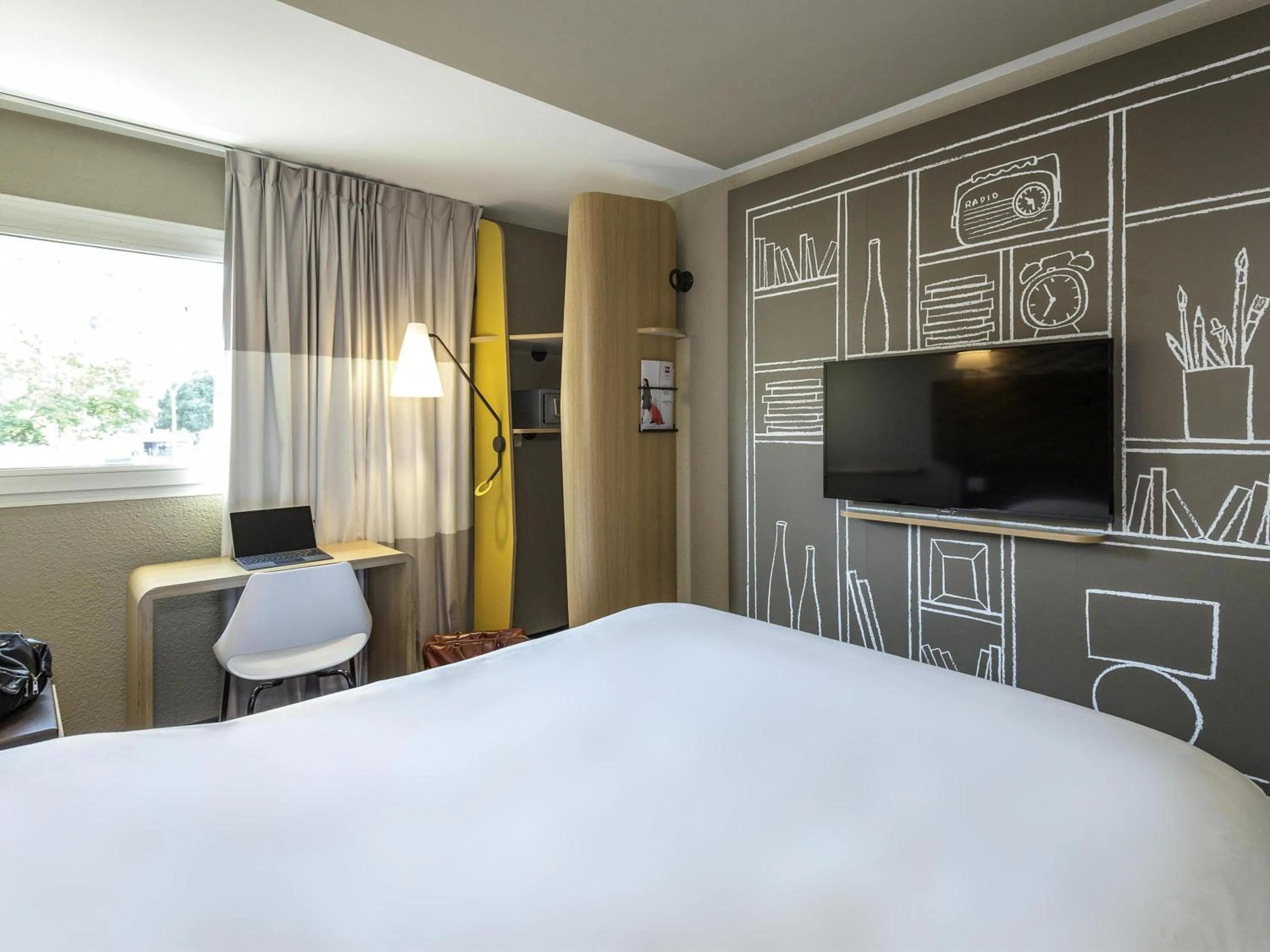 Bedroom, Bed in ibis Marseille Timone