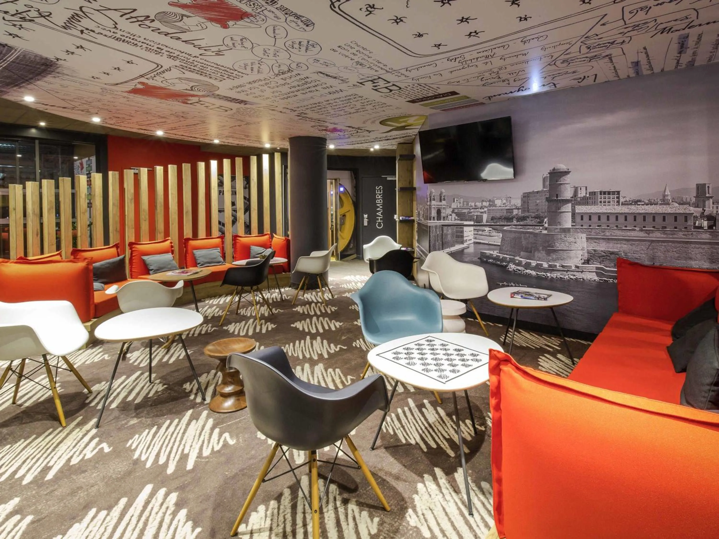 Lounge or bar in ibis Marseille Timone