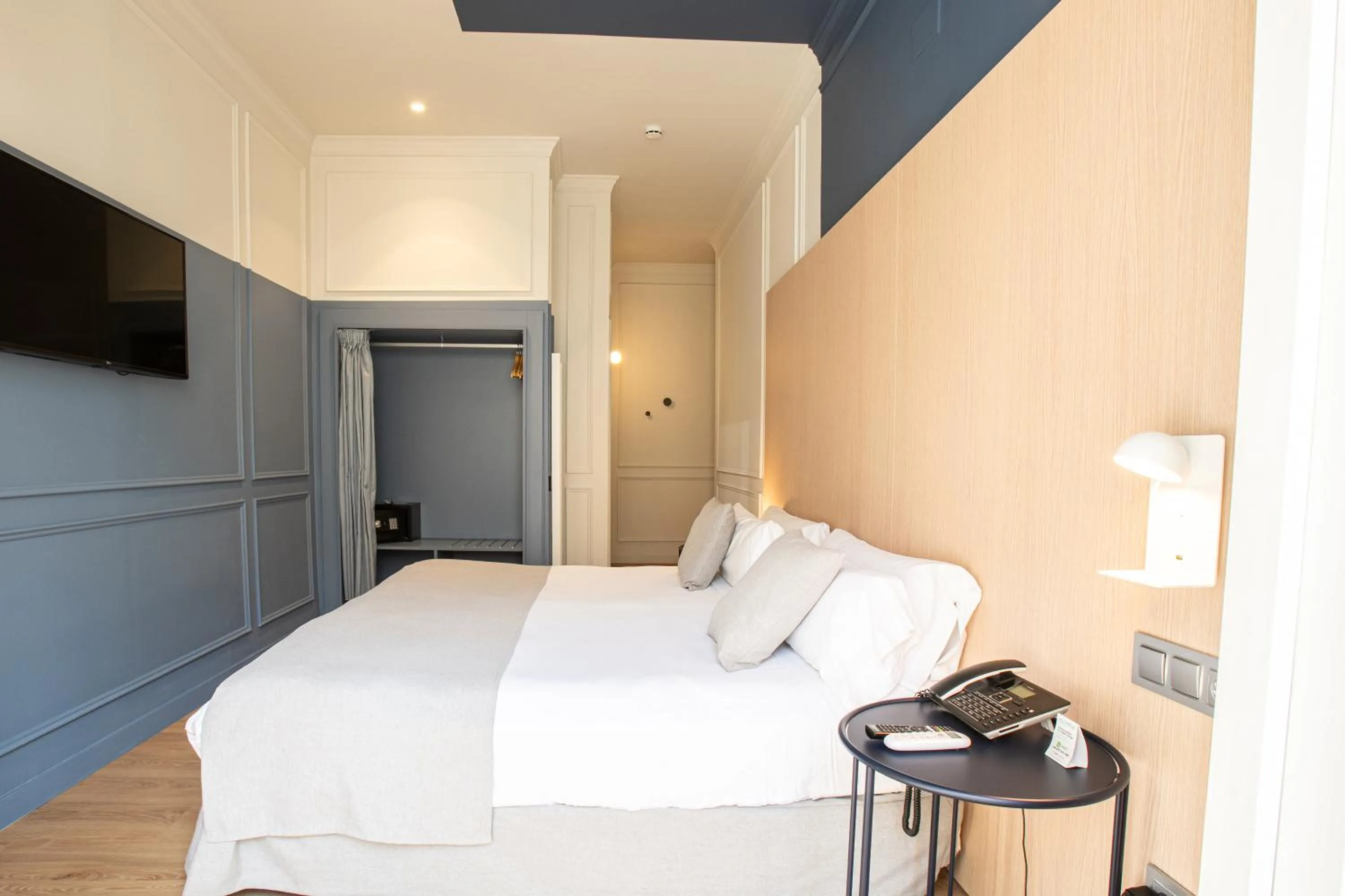 Photo of the whole room, Bed in Olympia Consul del Mar