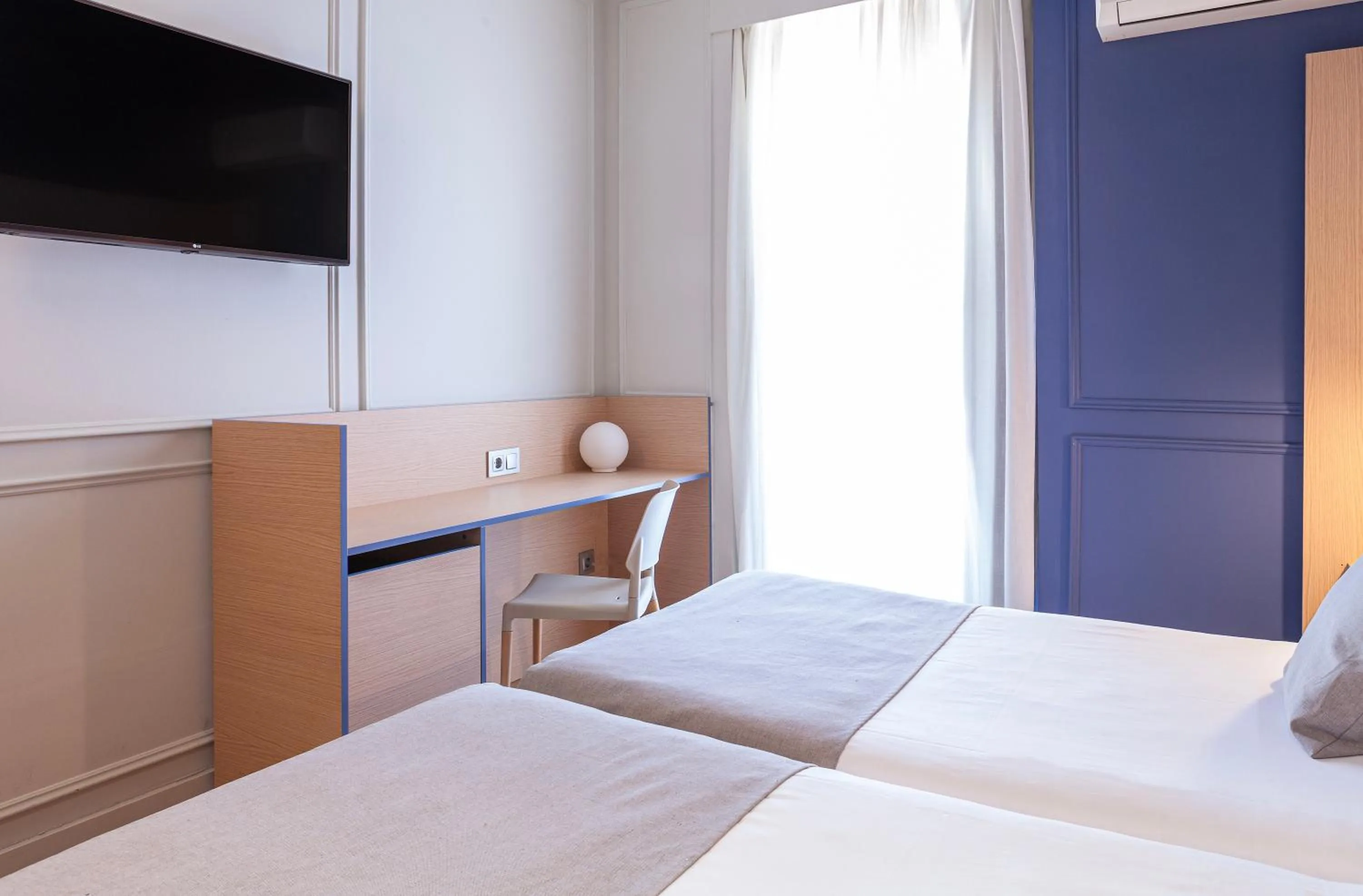 Photo of the whole room, Bed in Olympia Consul del Mar