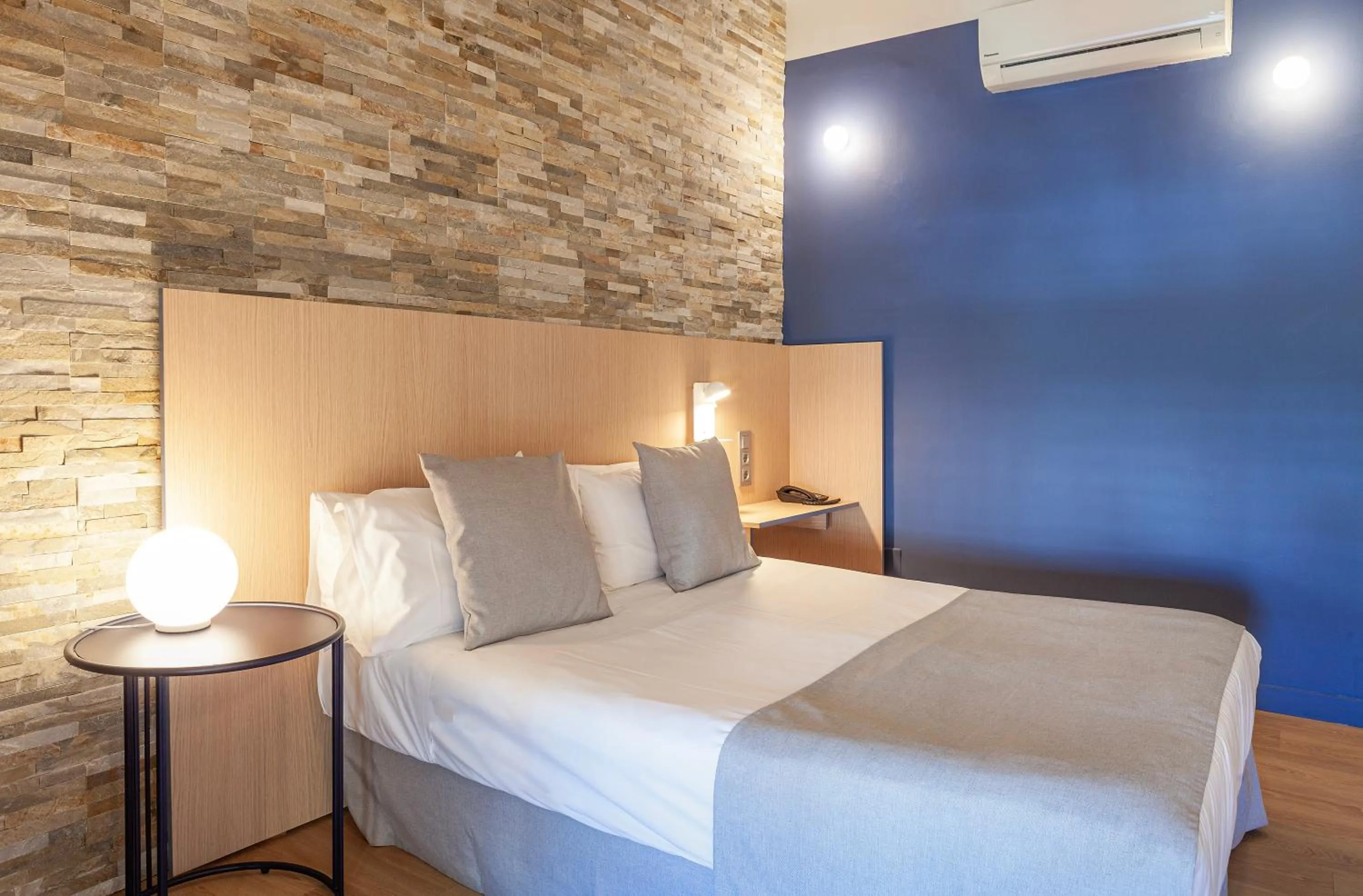 Photo of the whole room, Bed in Olympia Consul del Mar