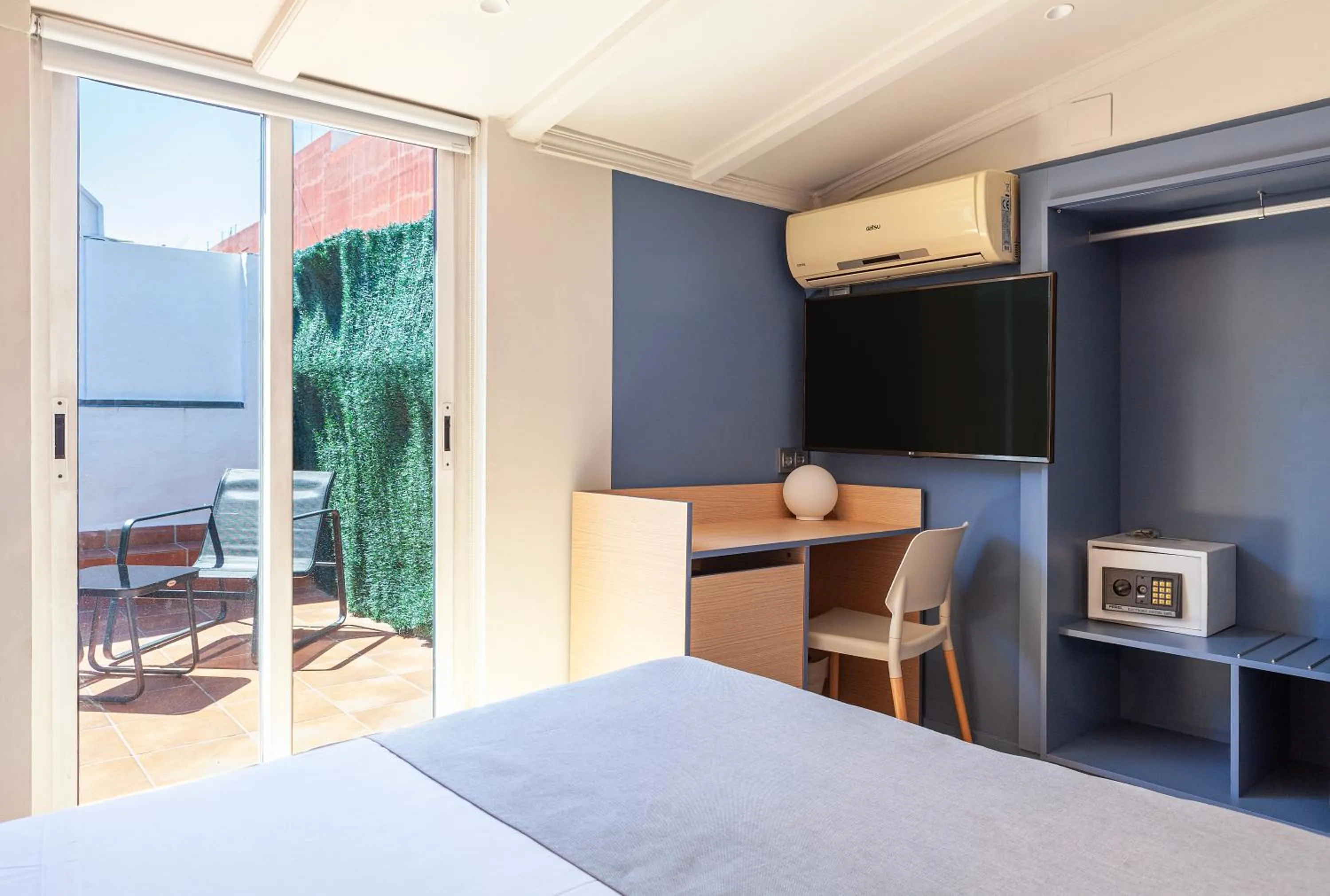 Photo of the whole room, Bed in Olympia Consul del Mar