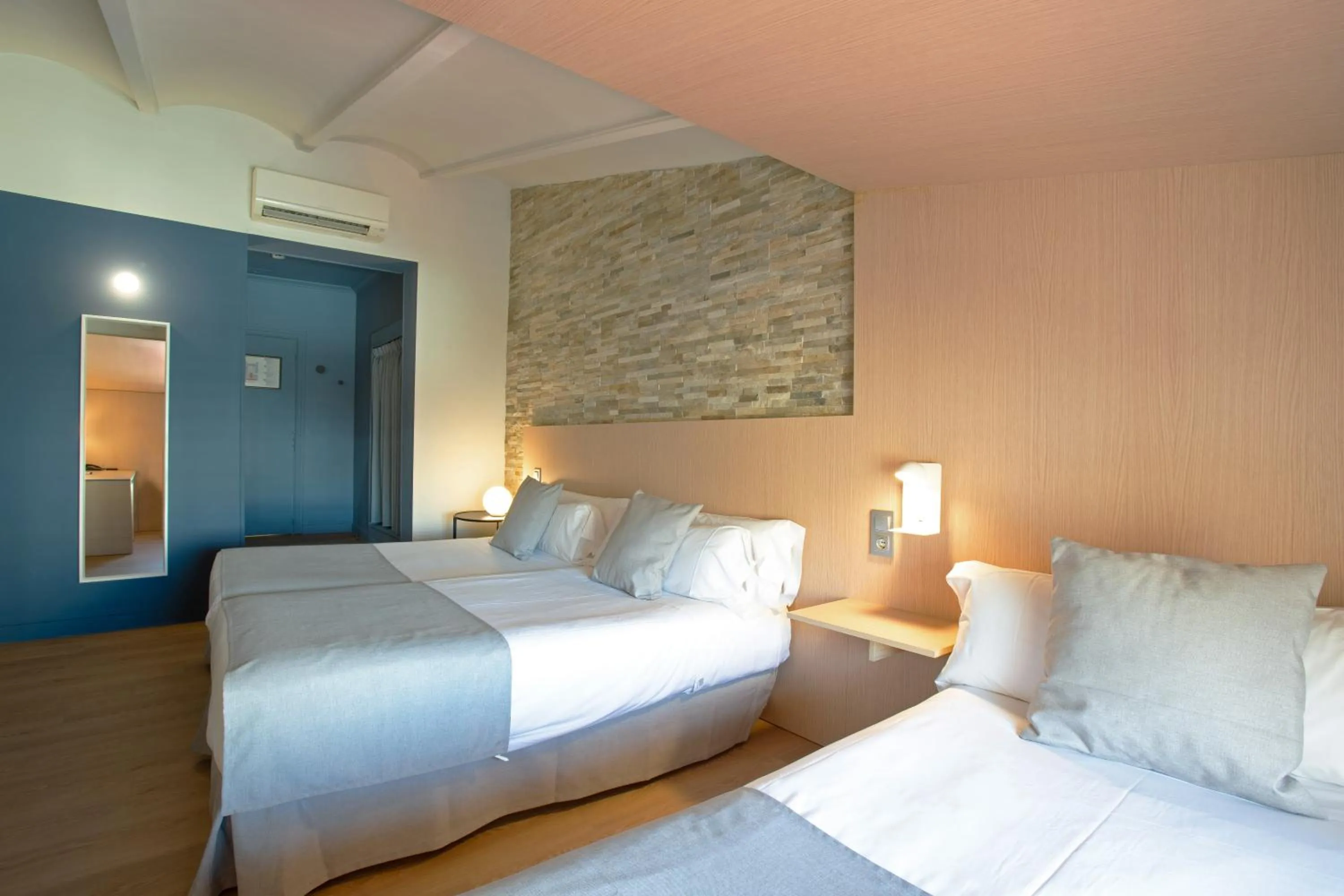 Photo of the whole room, Bed in Olympia Consul del Mar