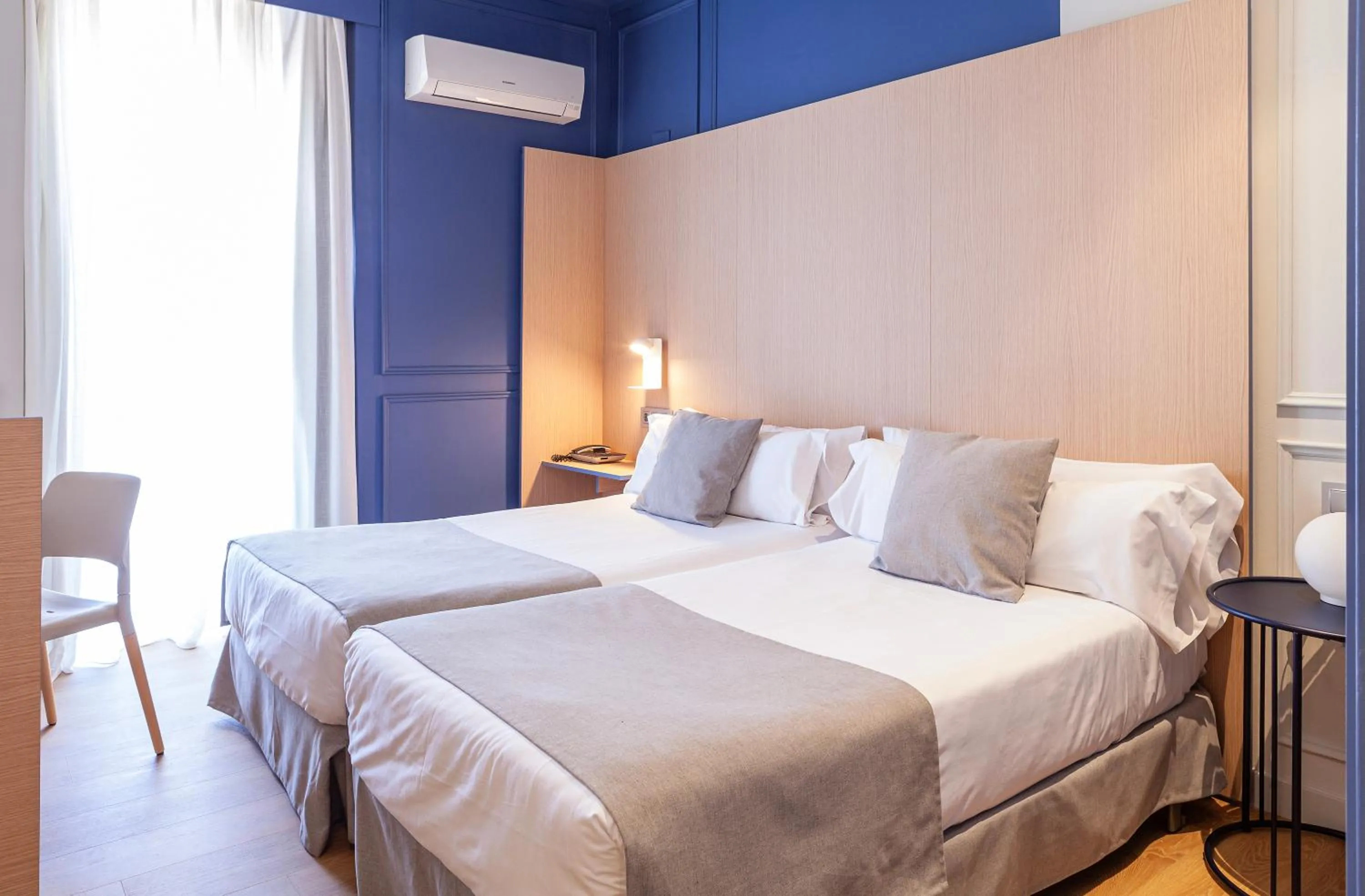 Photo of the whole room, Bed in Olympia Consul del Mar