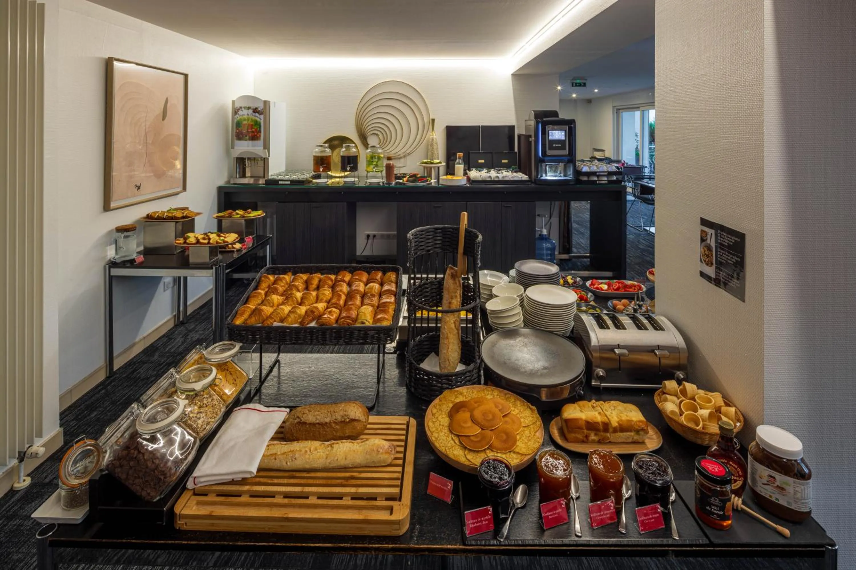 Buffet breakfast in Hôtel Villa La Florangerie - SPA & Piscine