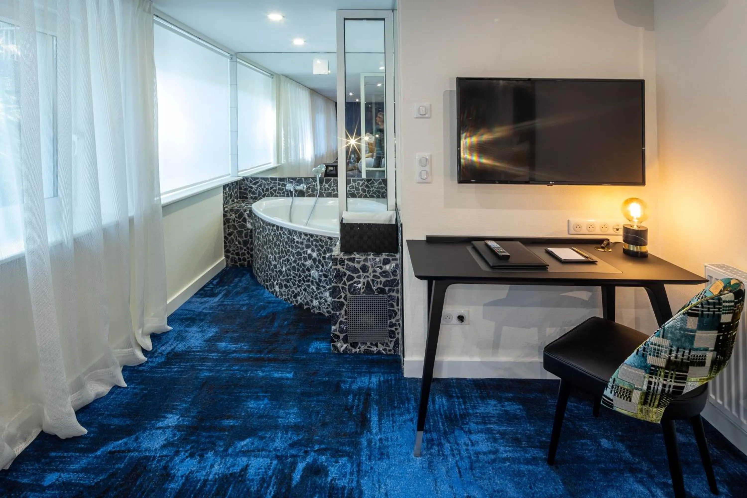 TV and multimedia in Hôtel Villa La Florangerie - SPA & Piscine