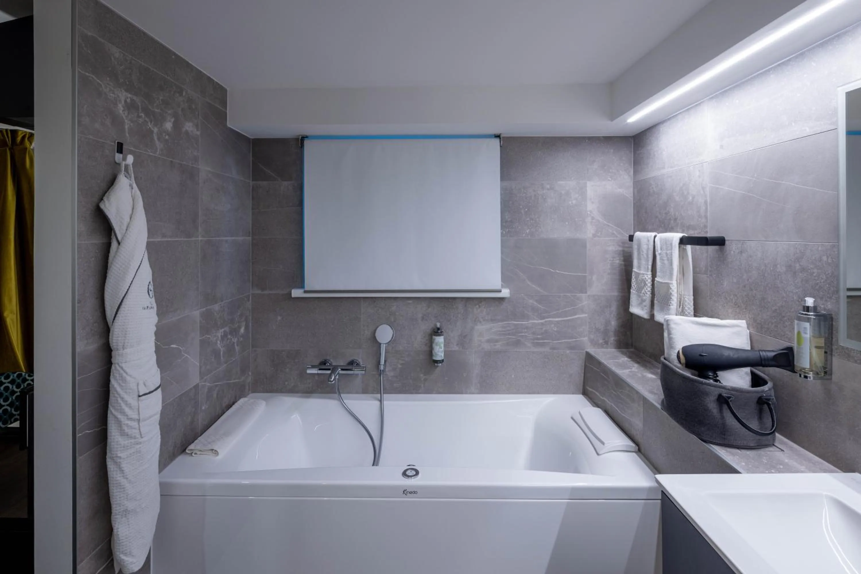 Hot Tub in Hôtel Villa La Florangerie - SPA & Piscine