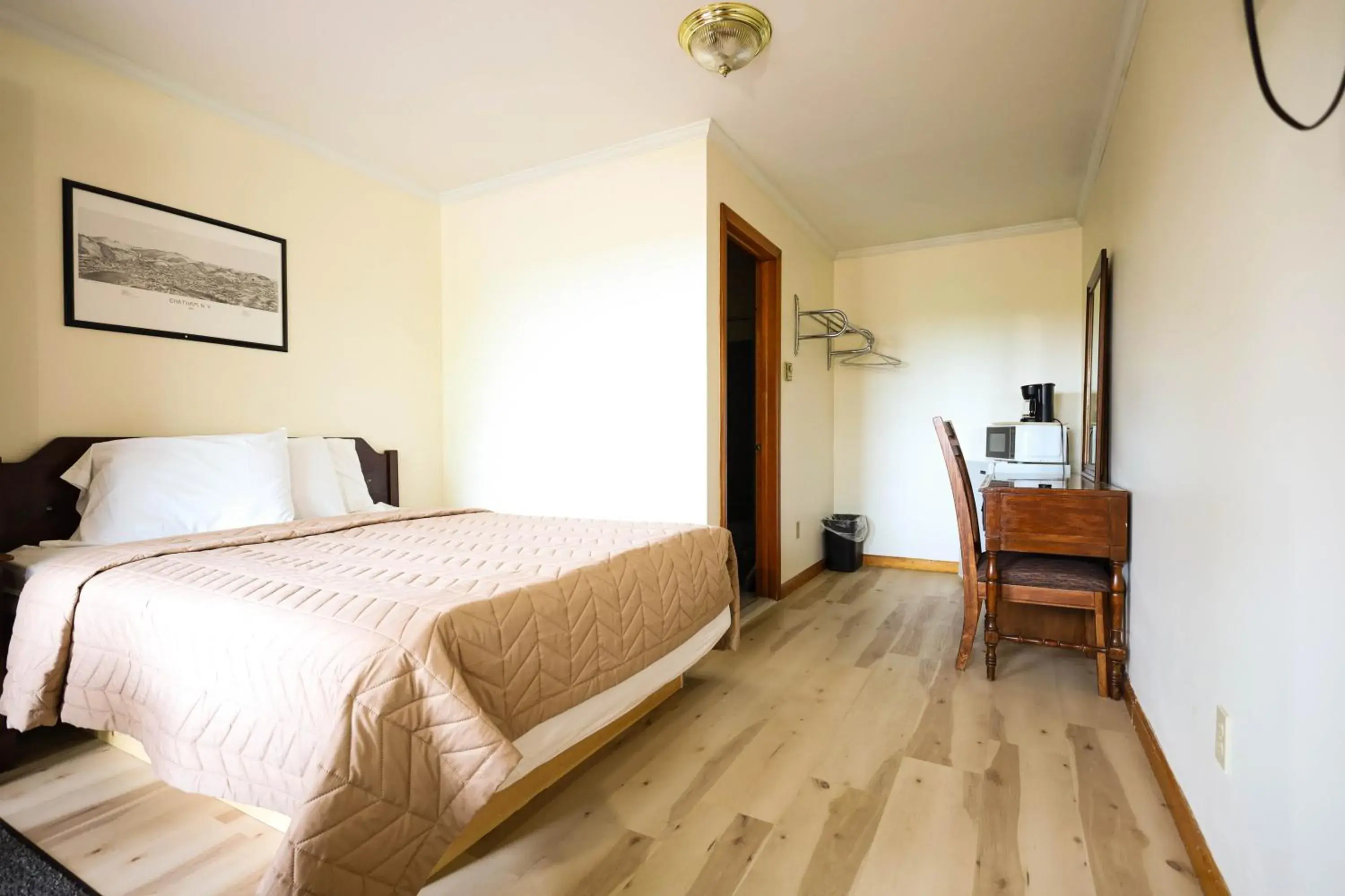 Queen Room in Chatham Travel Lodge Queen Room in Chatham Travel Lodge